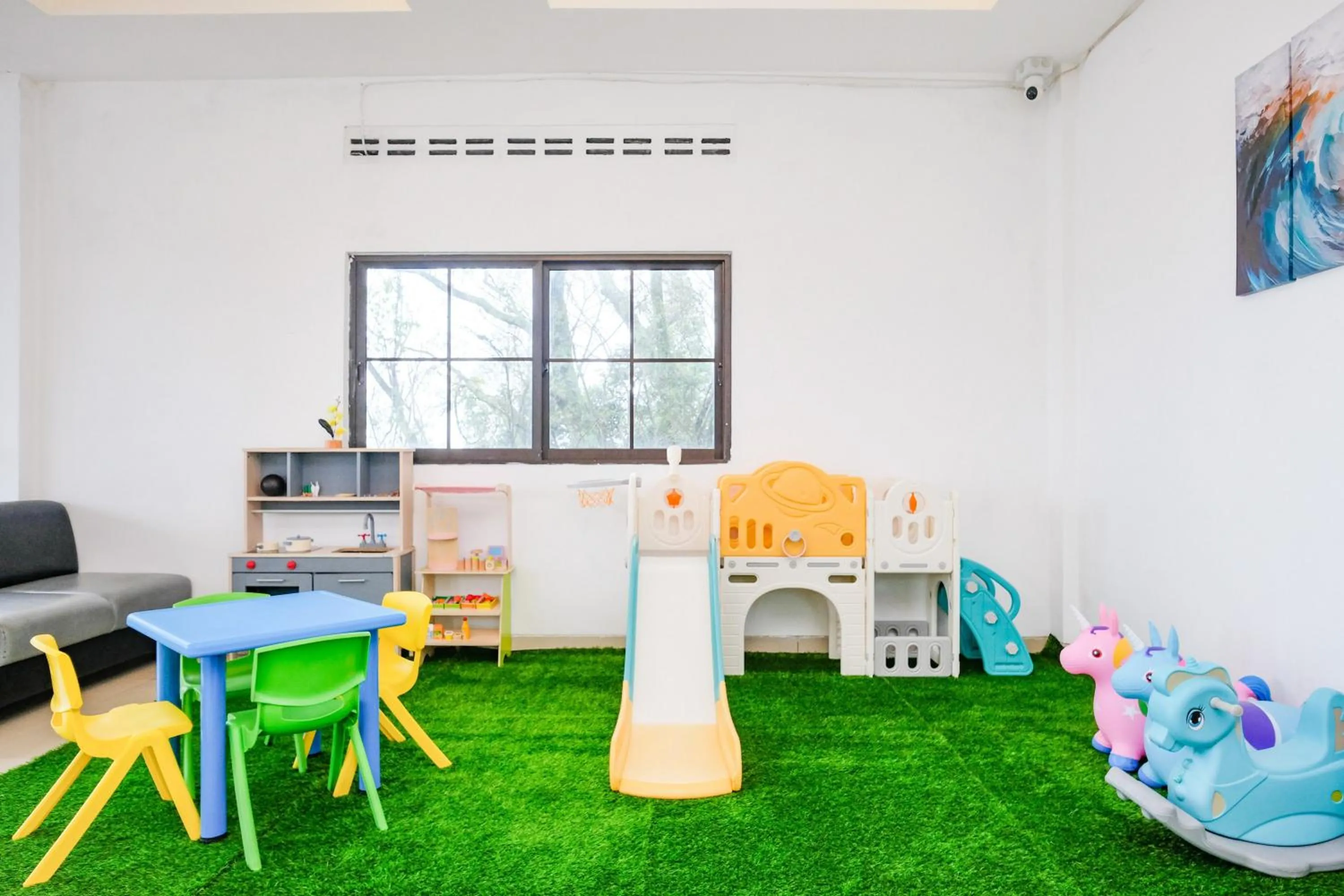 Children play ground in RedDoorz near Taman Rekreasi Selecta