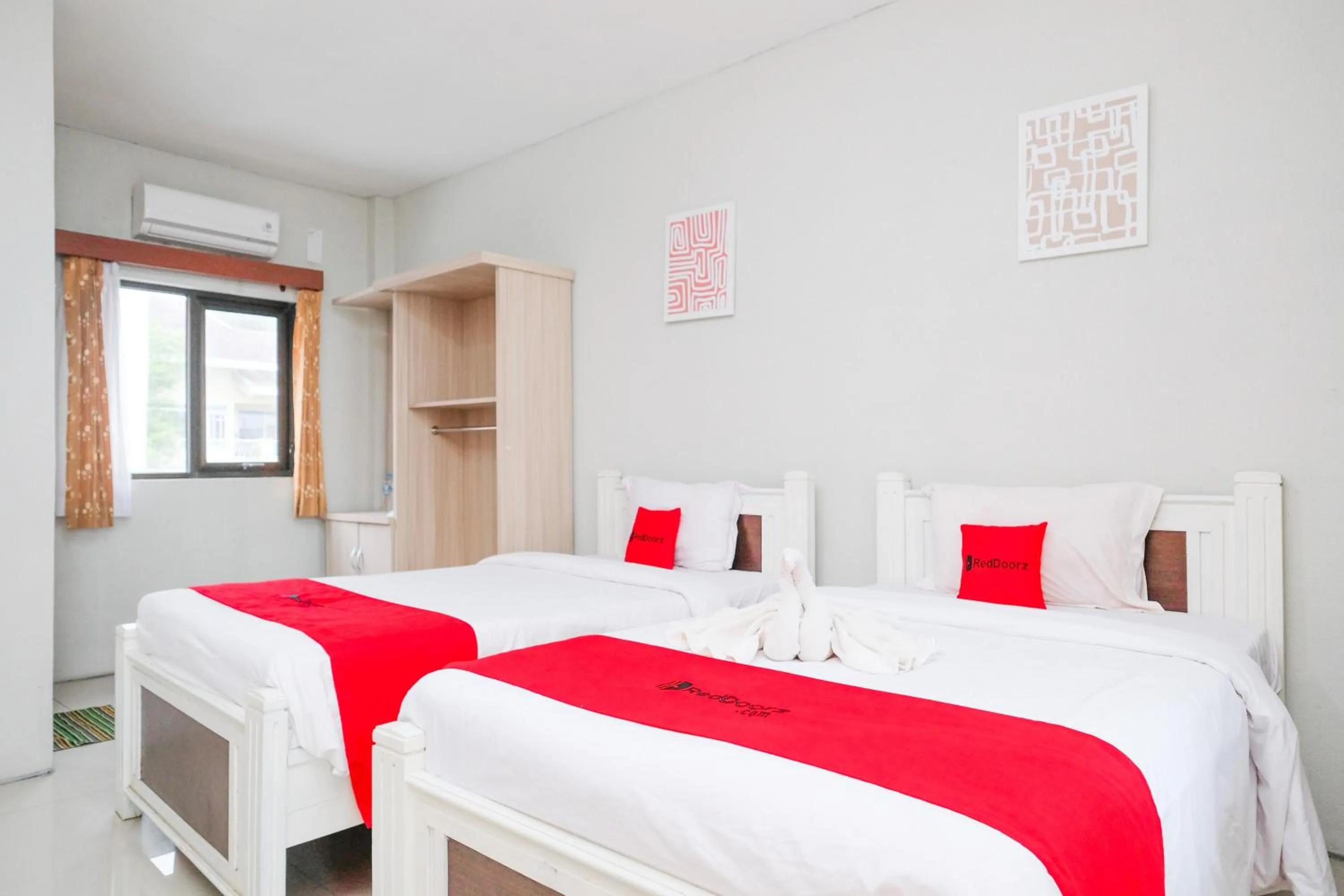 Bedroom, Bed in RedDoorz near Taman Rekreasi Selecta