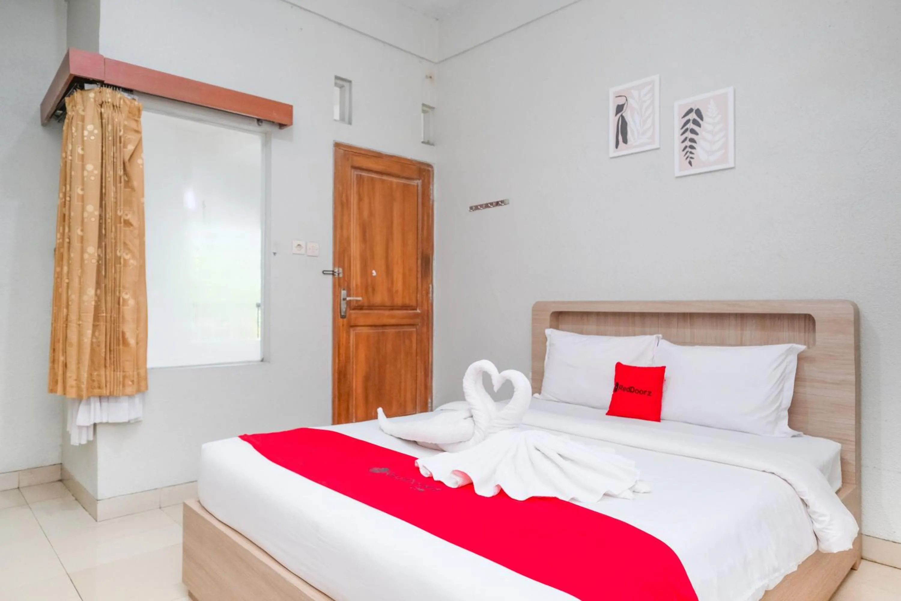 Bedroom, Bed in RedDoorz near Taman Rekreasi Selecta