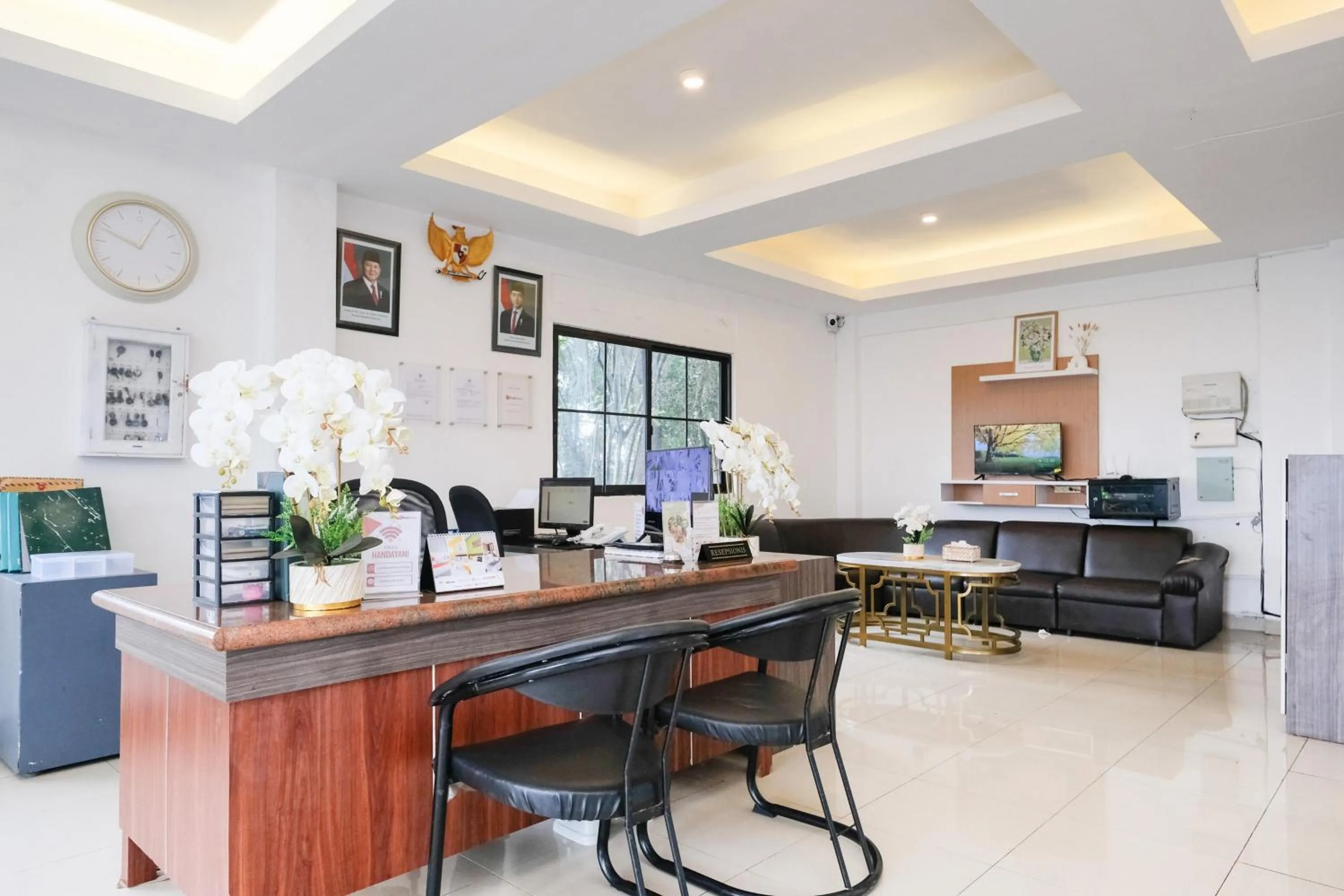 Lobby or reception in RedDoorz near Taman Rekreasi Selecta