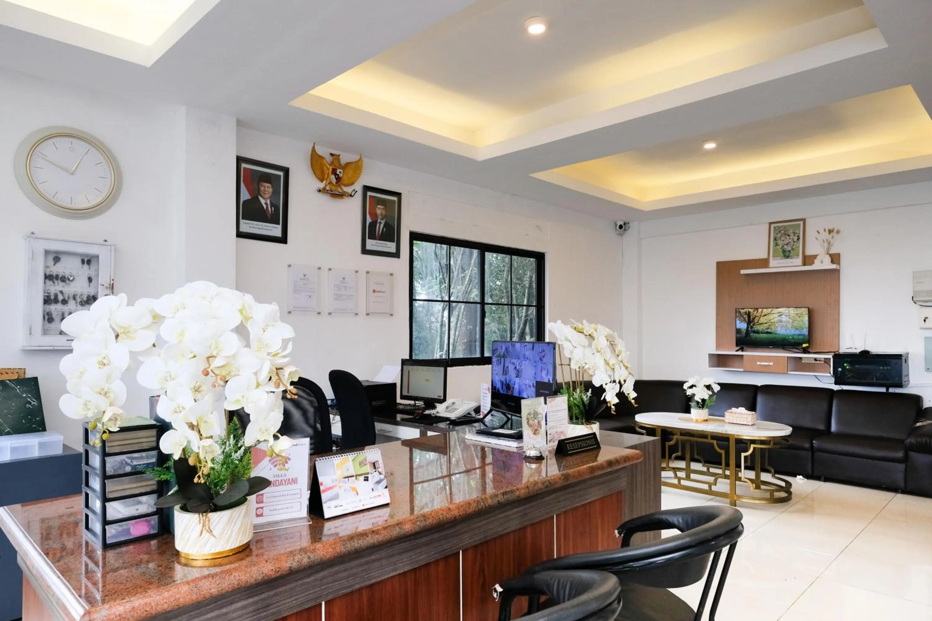 Lobby or reception in RedDoorz near Taman Rekreasi Selecta