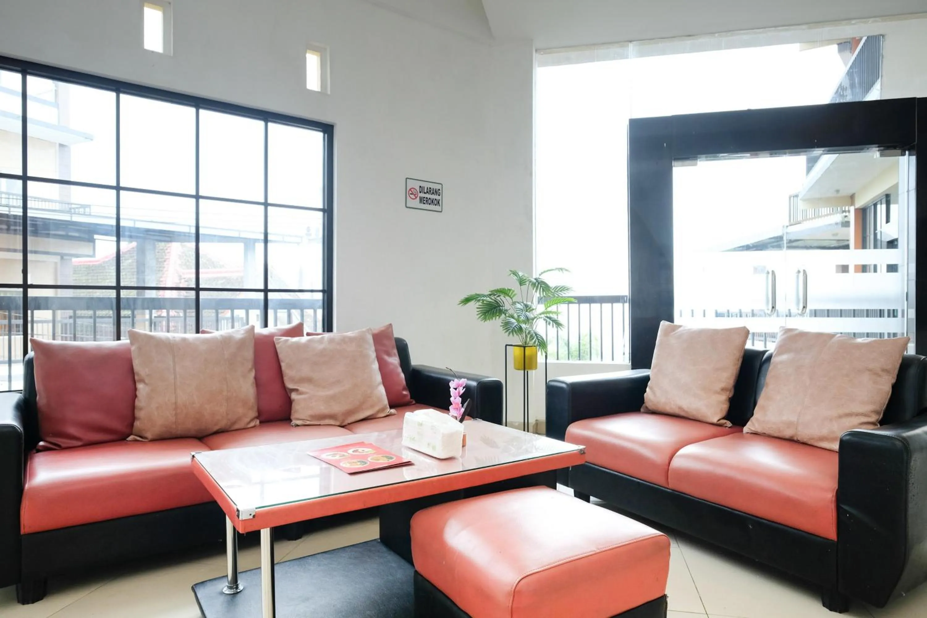 Seating area in RedDoorz near Taman Rekreasi Selecta