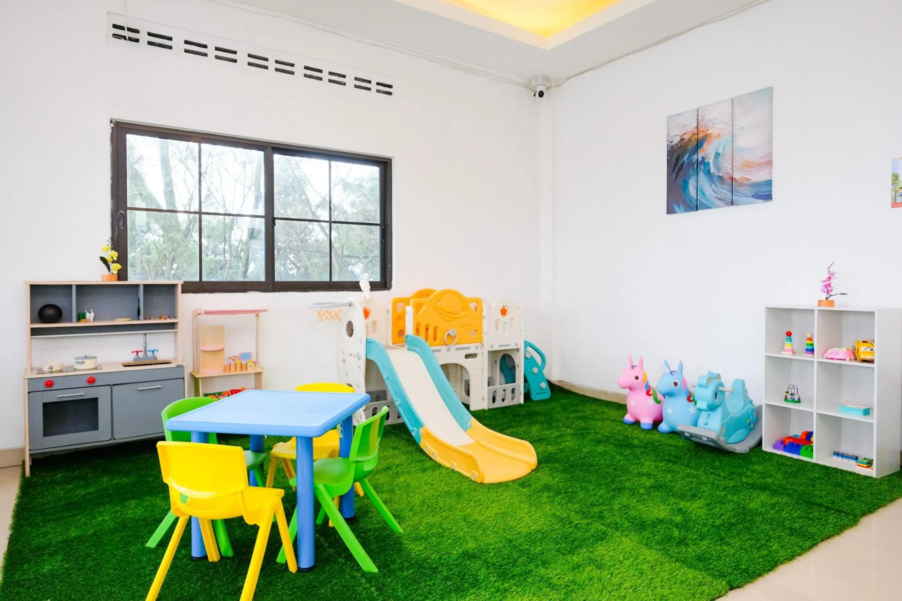 Children play ground in RedDoorz near Taman Rekreasi Selecta