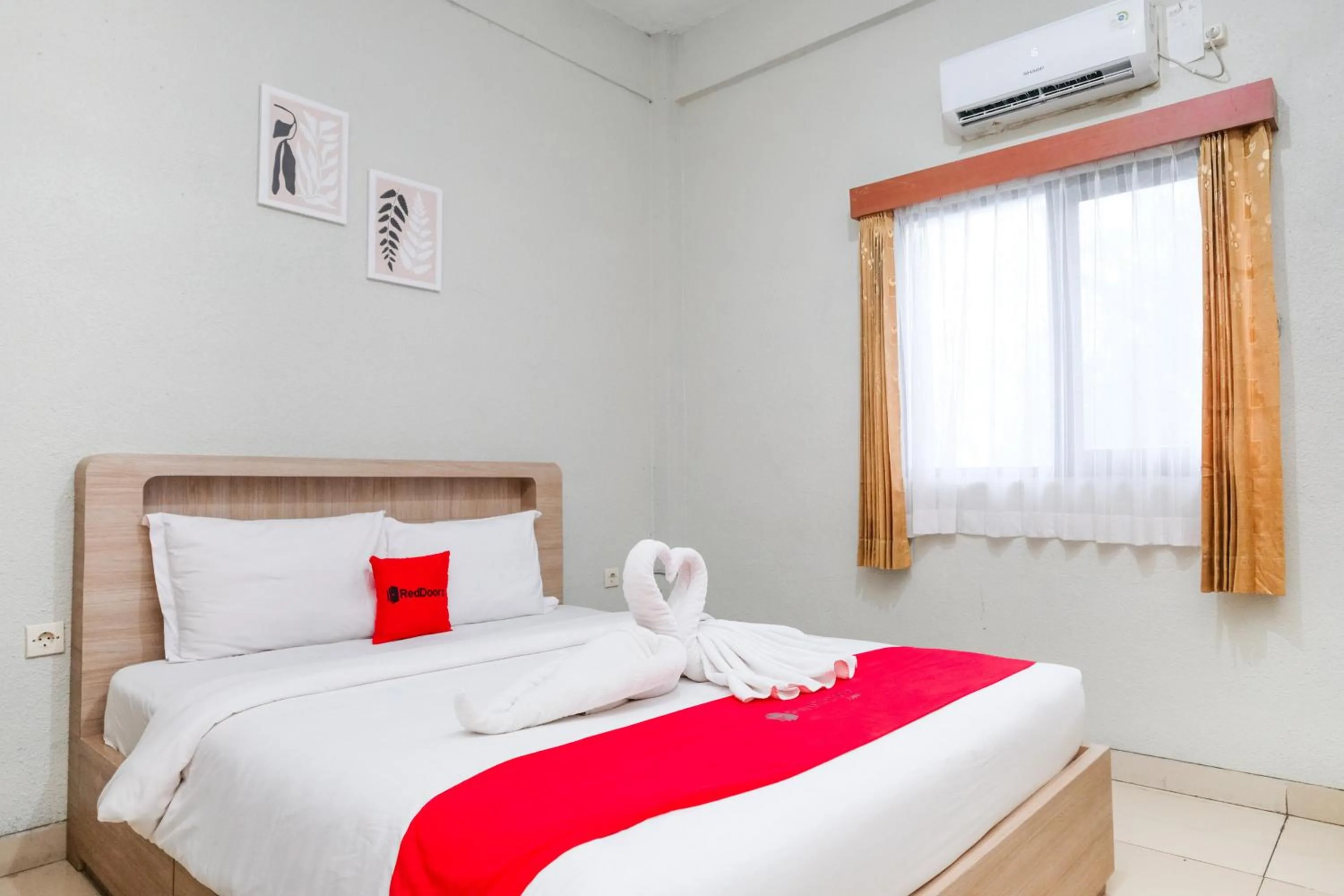 Bedroom, Bed in RedDoorz near Taman Rekreasi Selecta