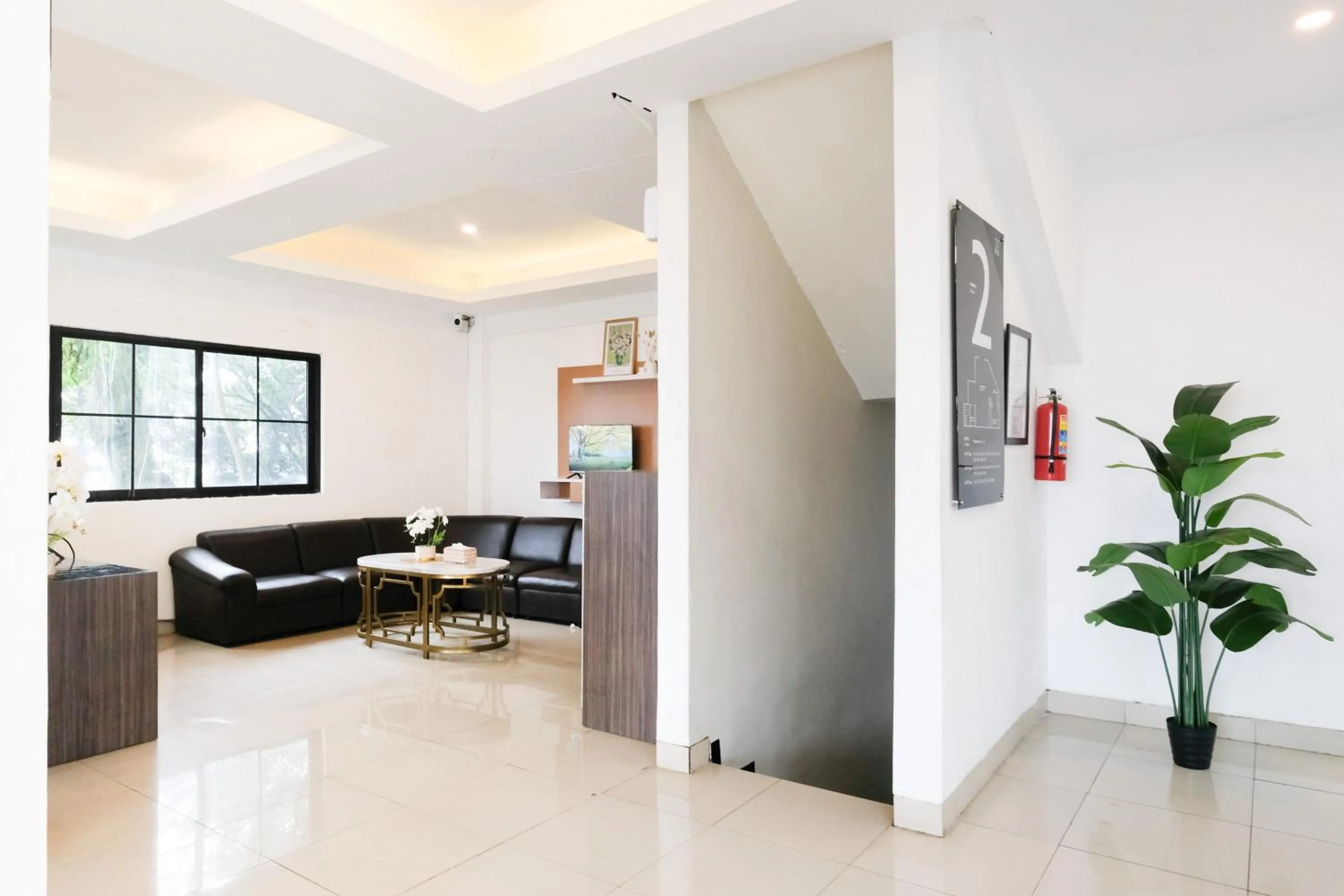 Seating area in RedDoorz near Taman Rekreasi Selecta