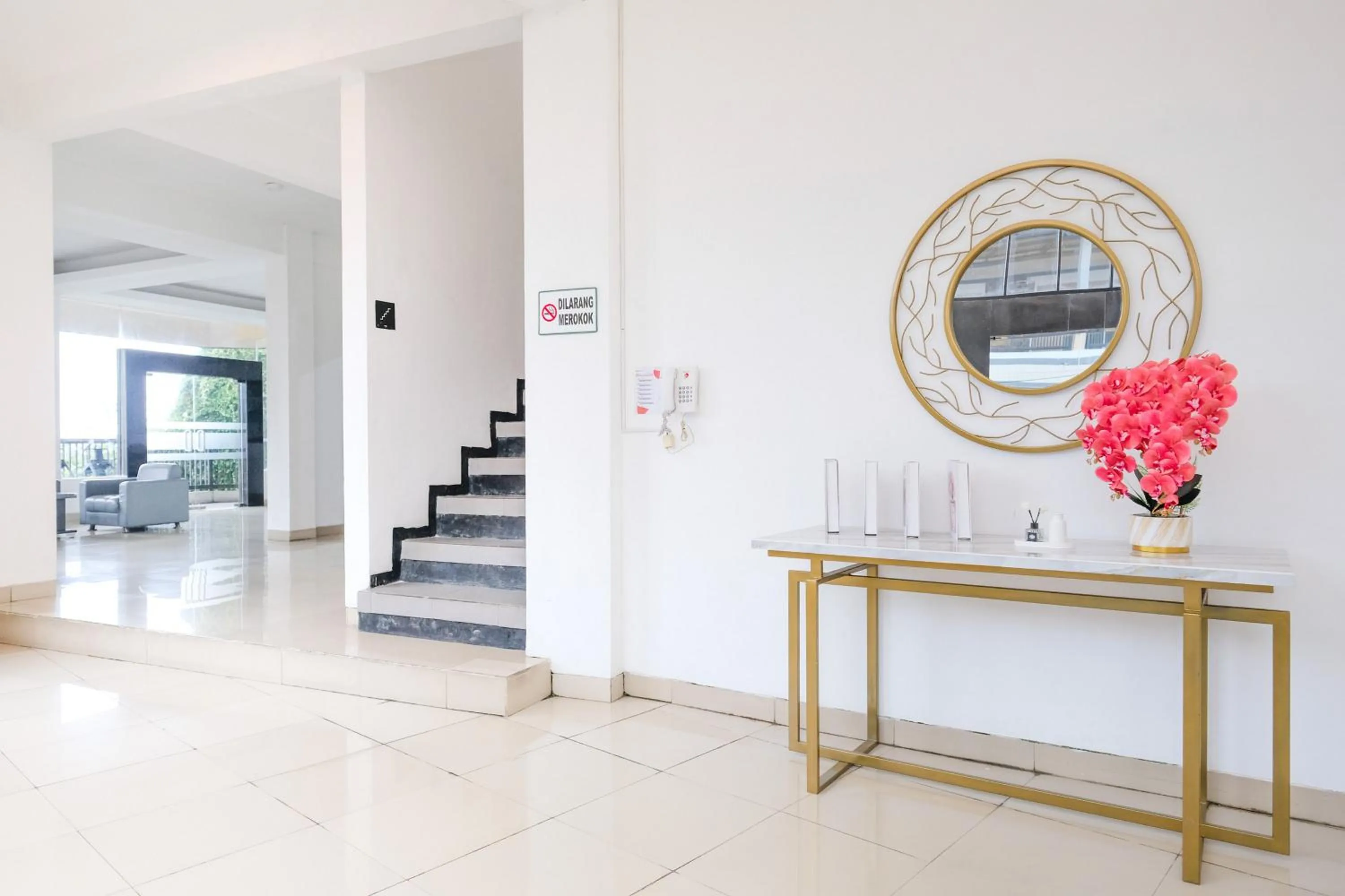 Property building in RedDoorz near Taman Rekreasi Selecta