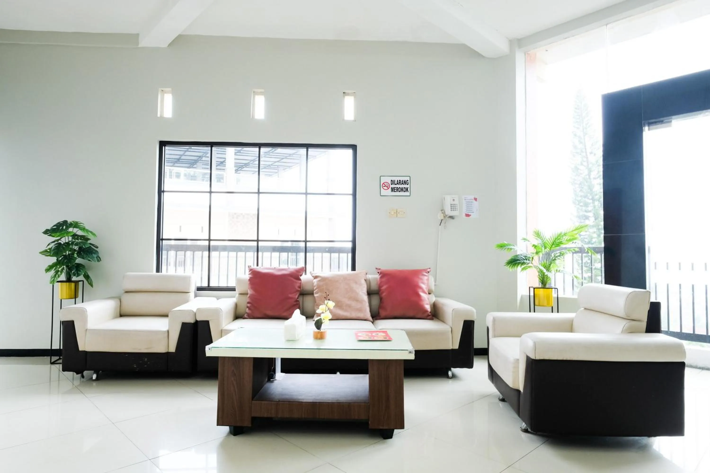 Seating area in RedDoorz near Taman Rekreasi Selecta