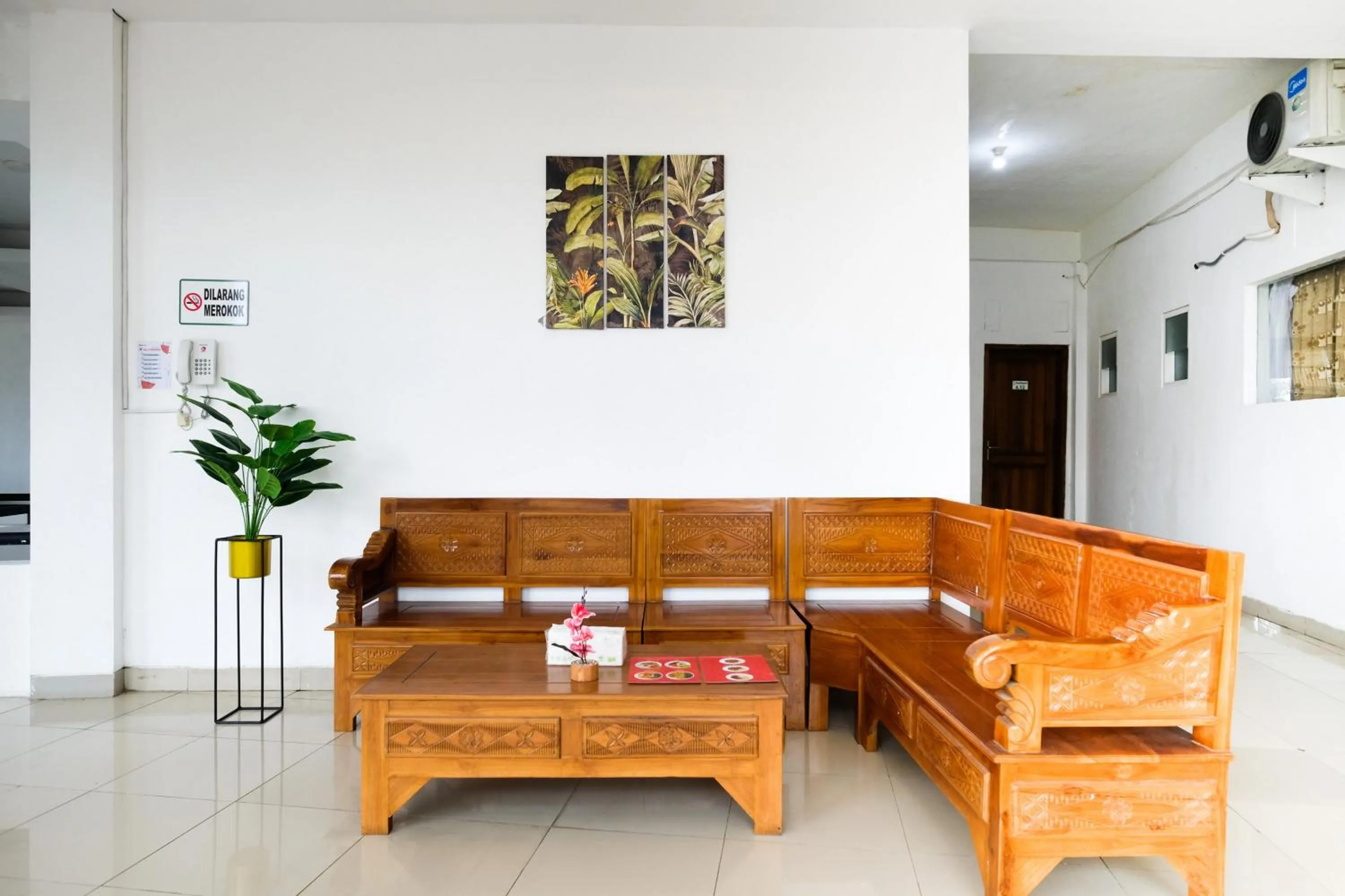 Seating area in RedDoorz near Taman Rekreasi Selecta