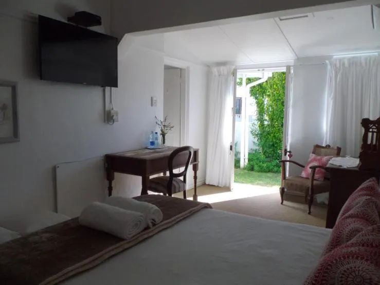 Bed in Breeze Inn Guesthouse