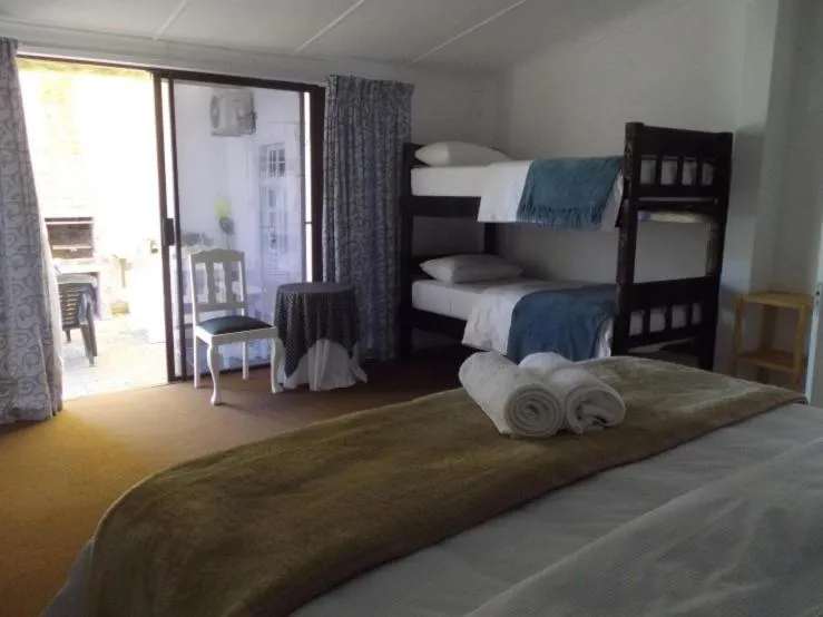 Bed in Breeze Inn Guesthouse