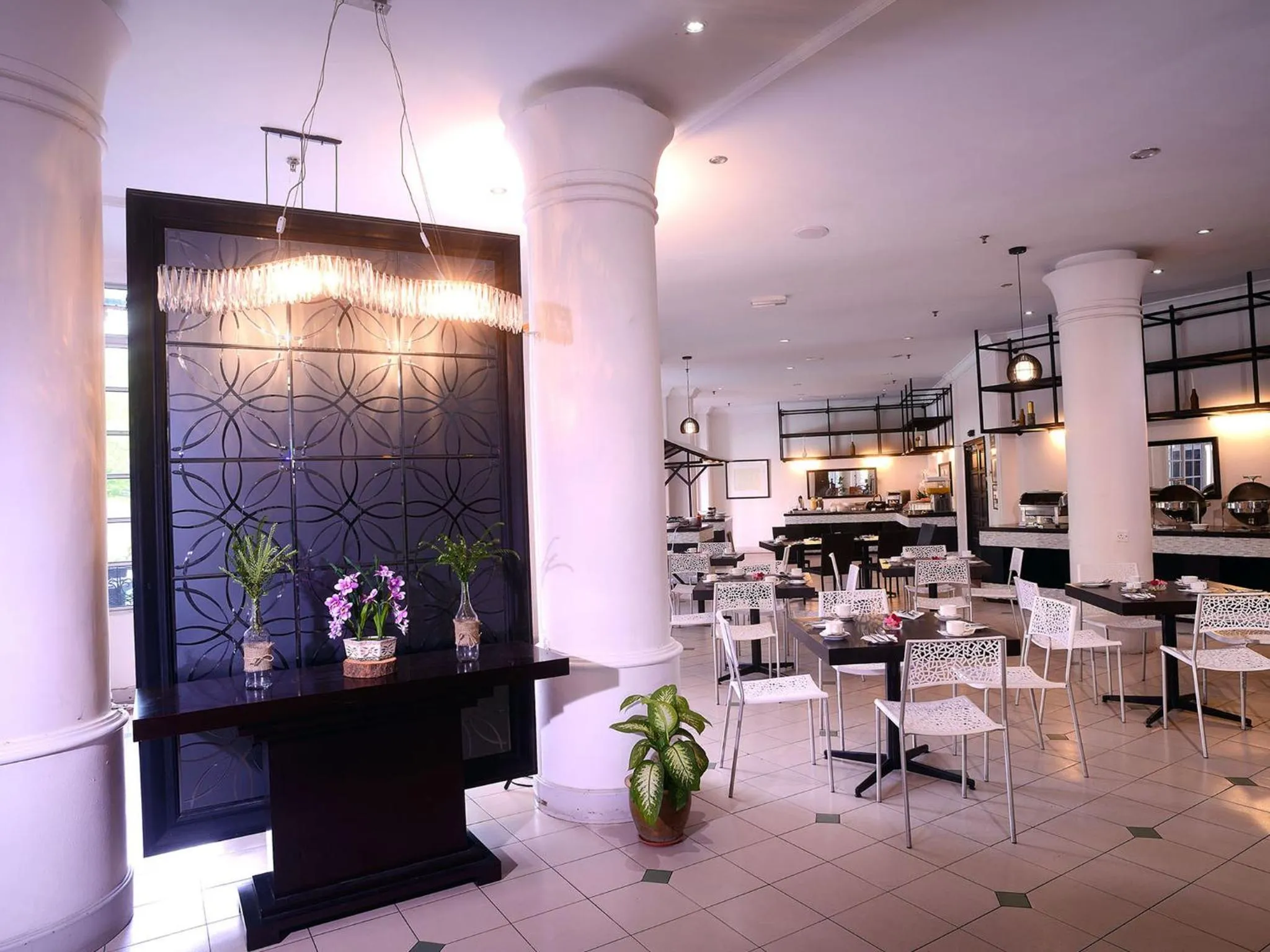 Restaurant/places to eat in Bella Vista Express Hotel