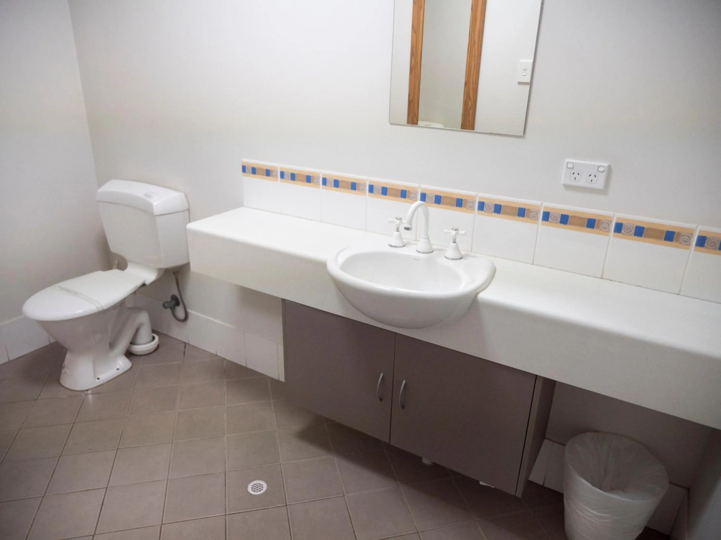 Toilet in Ngadju Gateway Motel Norseman formally Great Western Motel