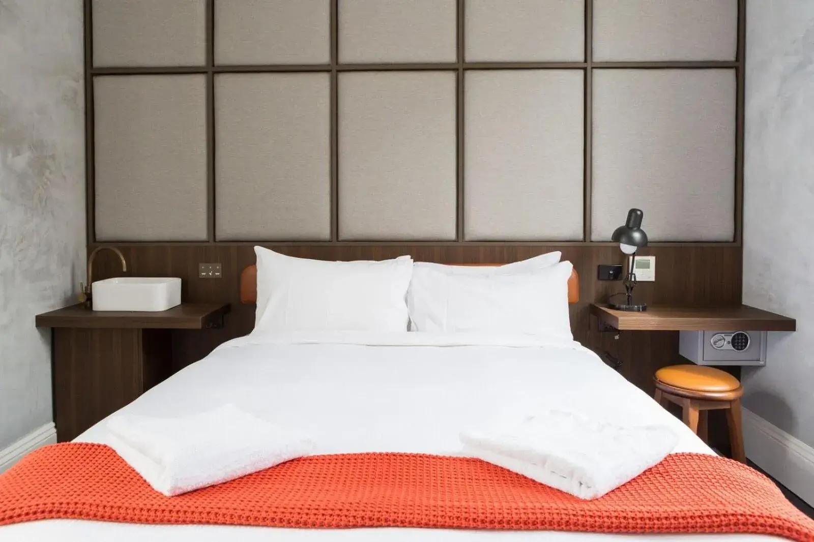 Double Room with Shared Bathroom in Terminus Hotel Pyrmont Double Room with Shared Bathroom in Terminus Hotel Pyrmont