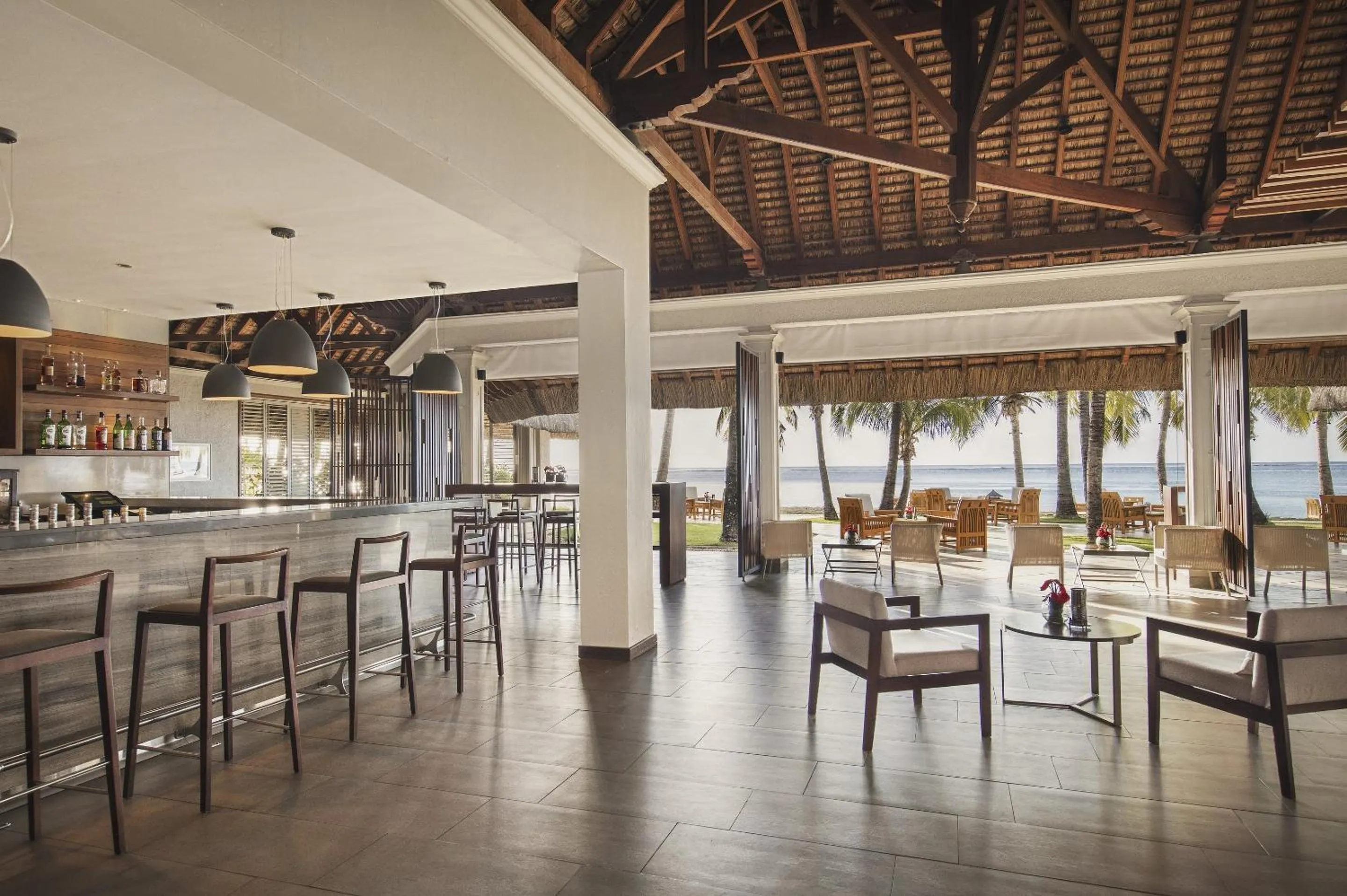 Lounge or bar in Paradis Beachcomber Golf Resort & Spa