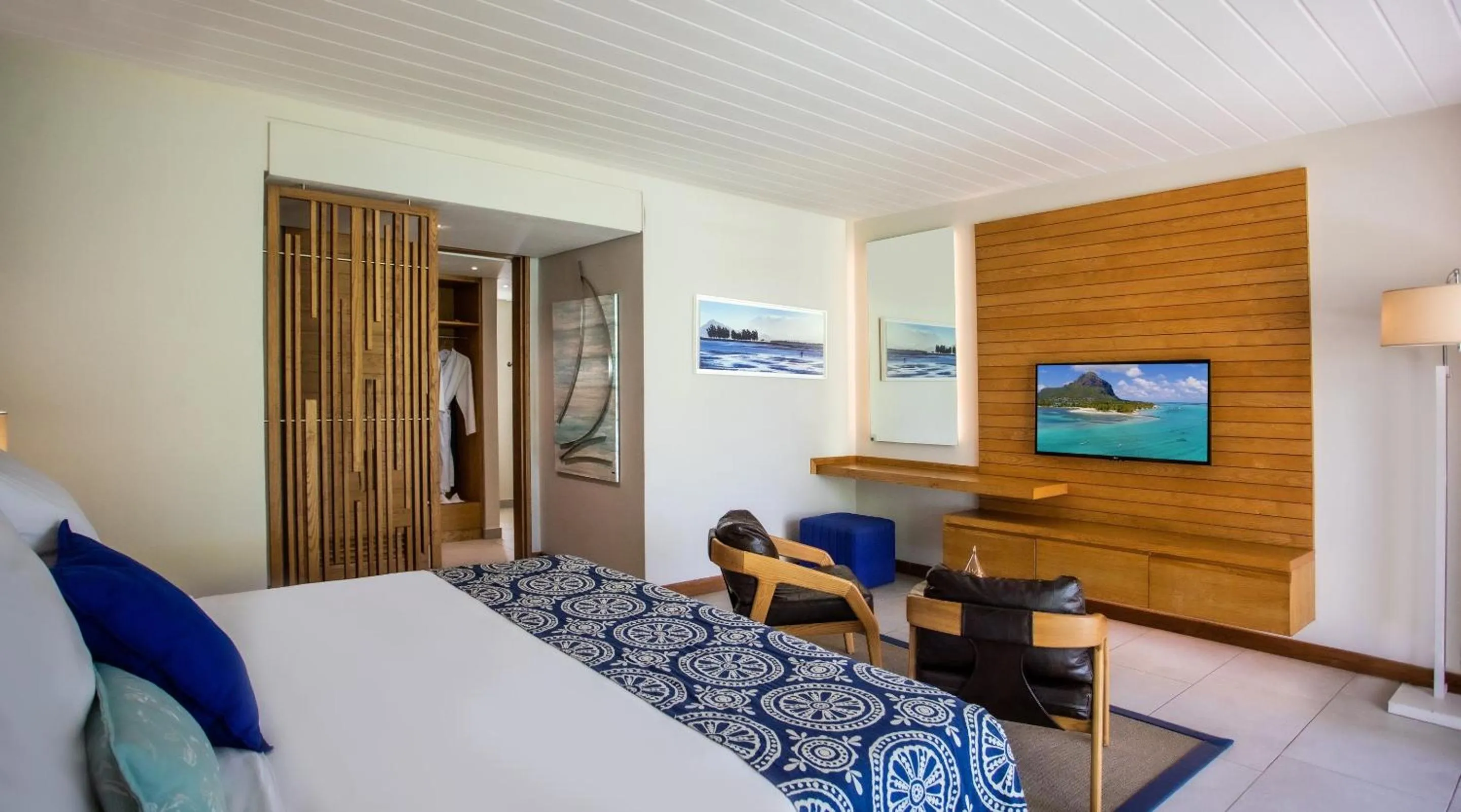 Bed in Paradis Beachcomber Golf Resort & Spa