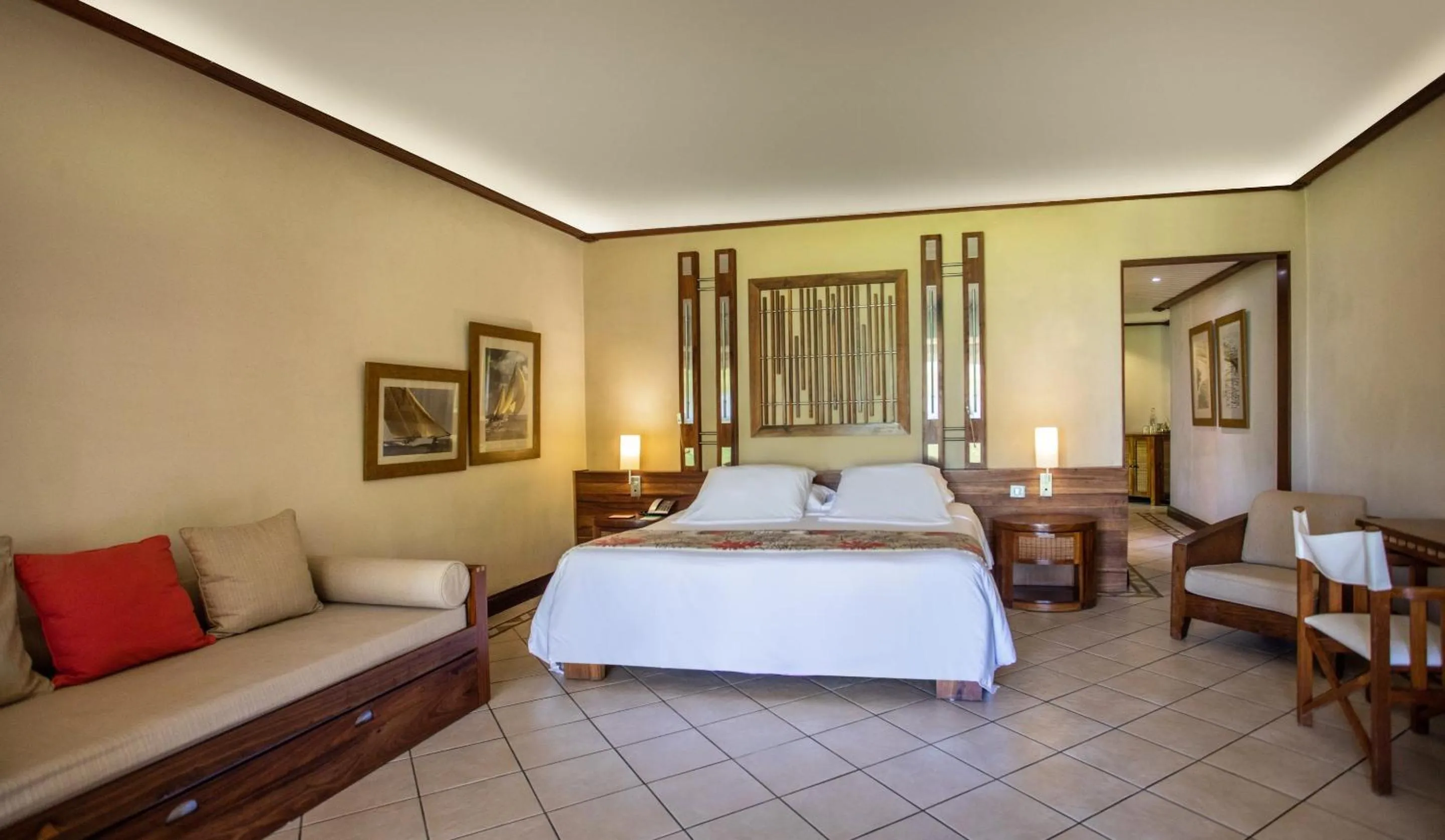 Bed in Paradis Beachcomber Golf Resort & Spa