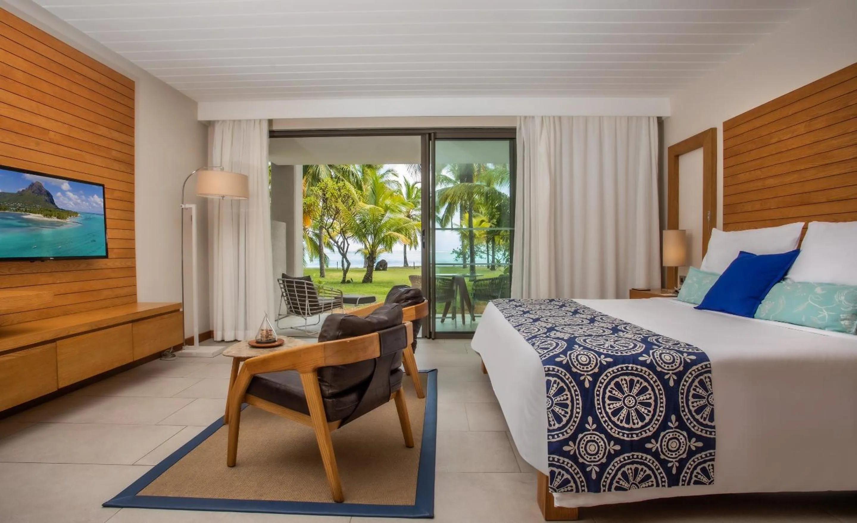 Bed in Paradis Beachcomber Golf Resort & Spa
