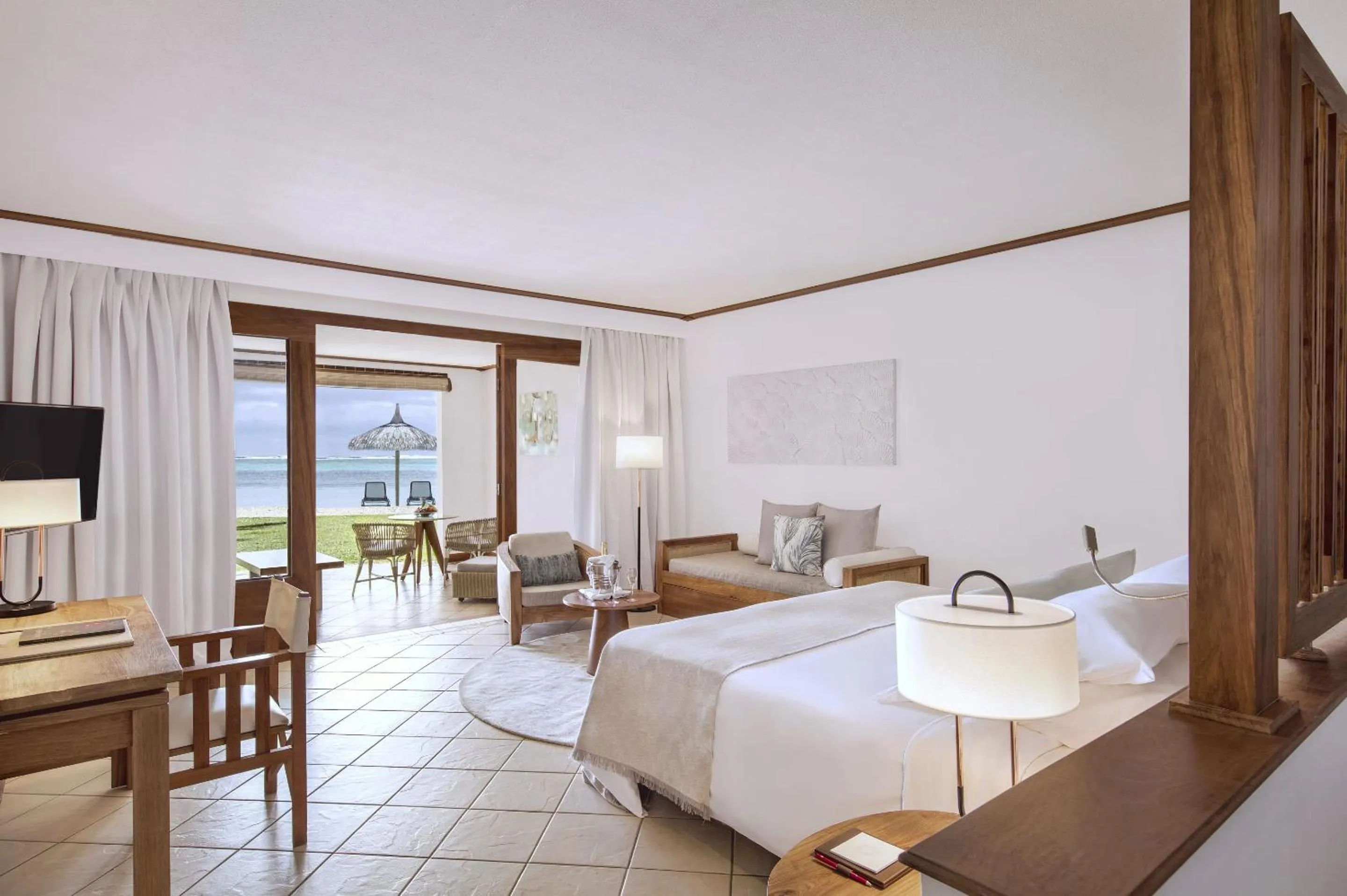 Bed in Paradis Beachcomber Golf Resort & Spa