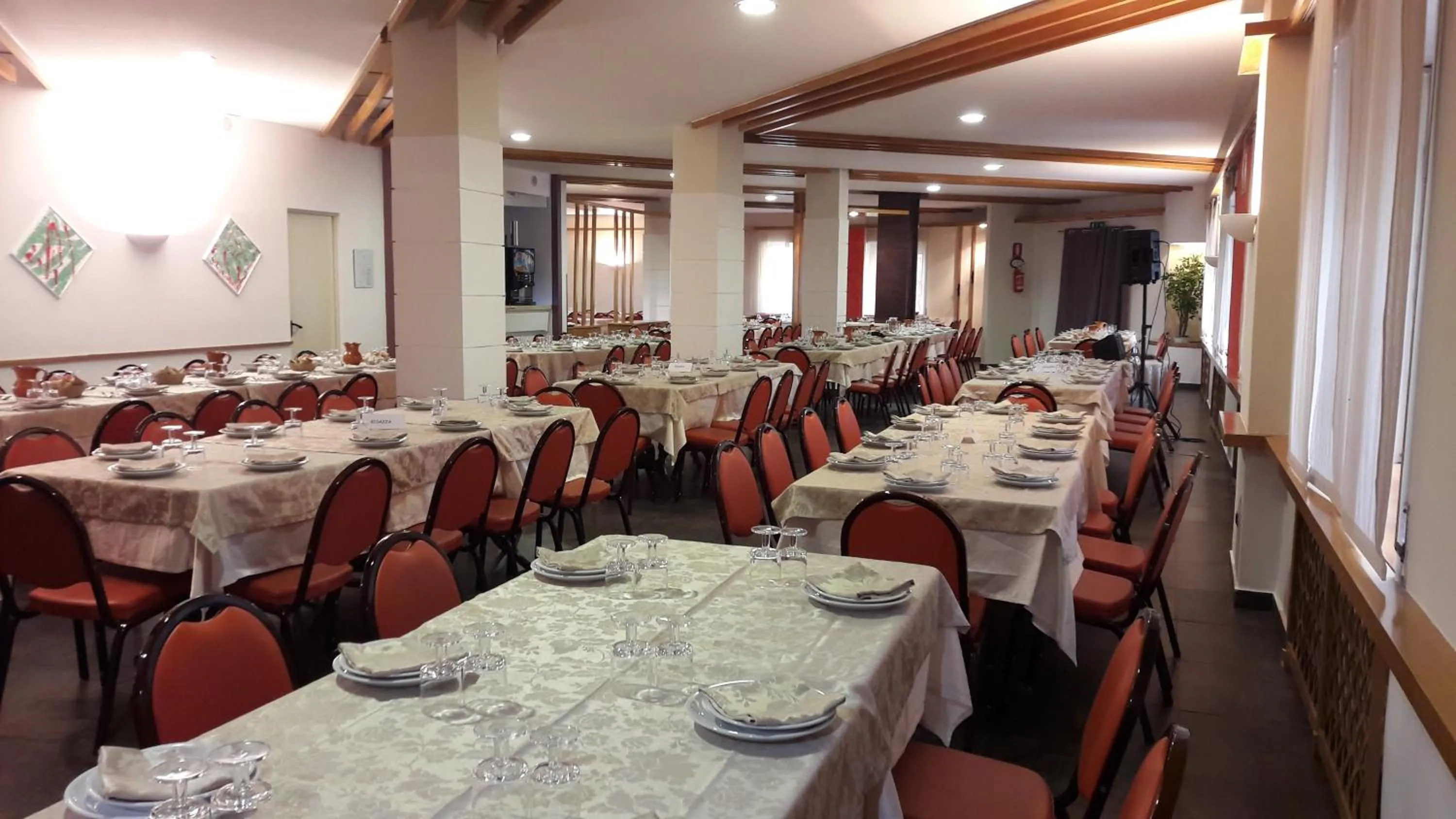 Restaurant/places to eat in Hotel Meranda