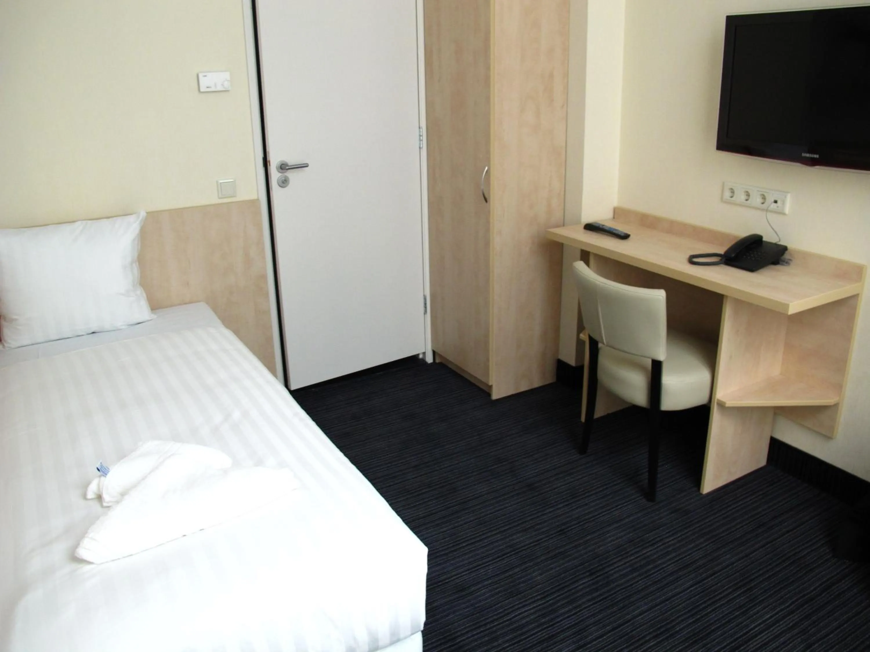 Photo of the whole room in Hotel Iron Horse Amsterdam