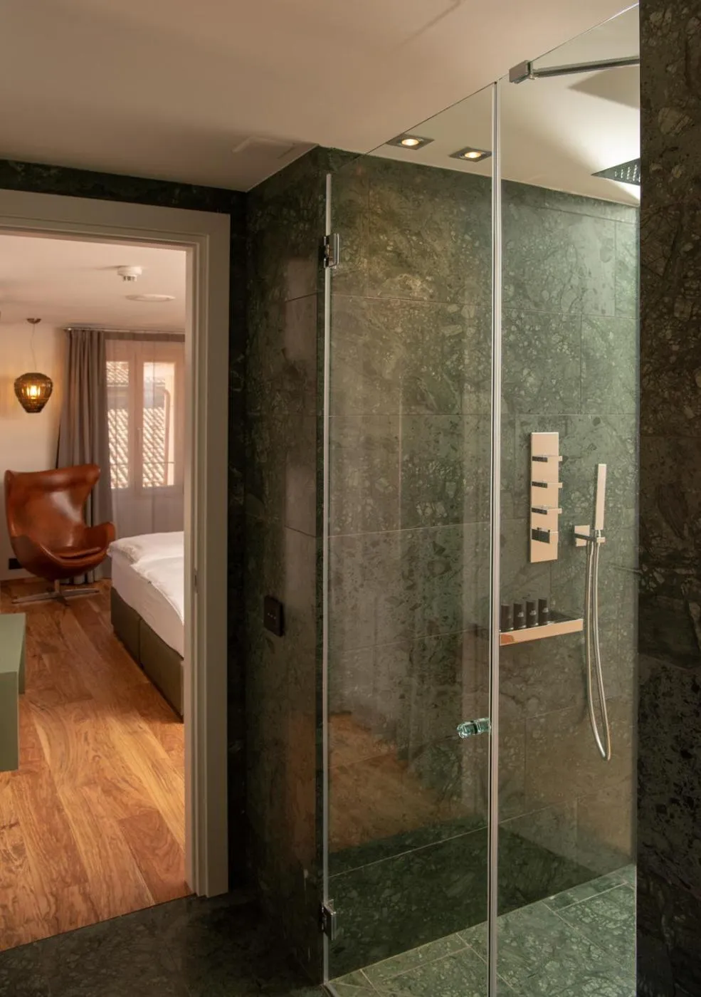 Shower, Bed in Hotel Gabbani