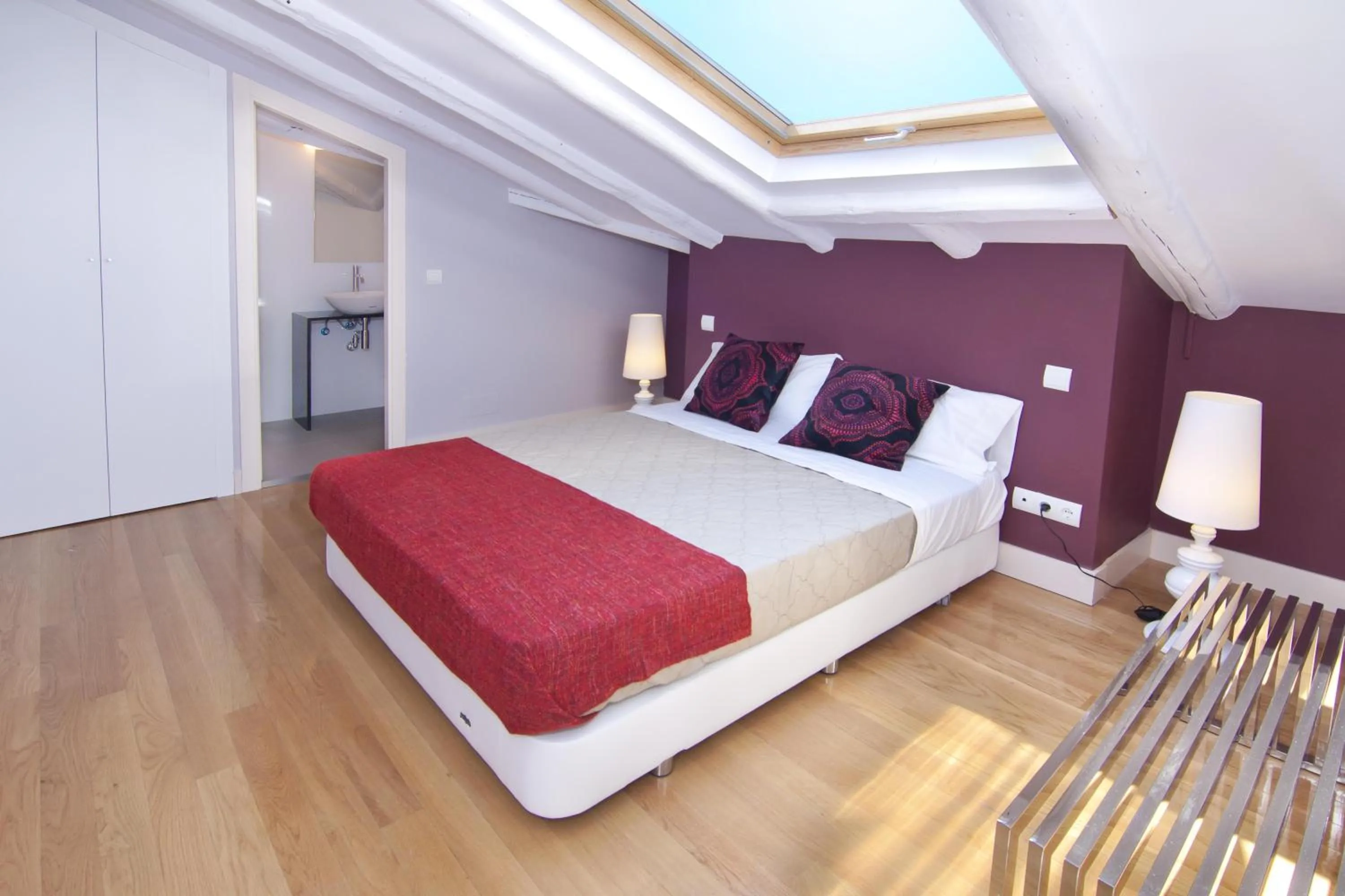 Bedroom in Smartr Madrid Atocha