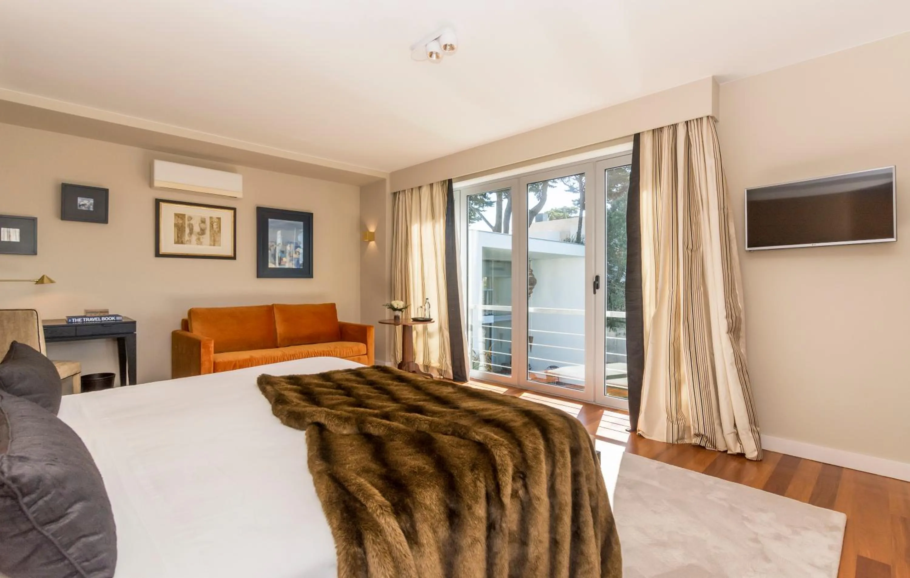 Photo of the whole room, Bed in Cascais Casa Laranja Guesthouse