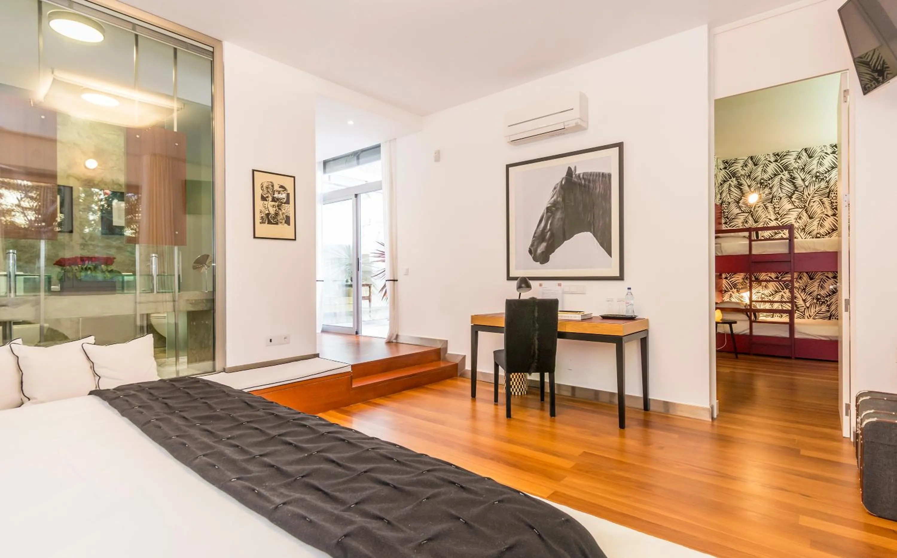 Photo of the whole room, Bed in Cascais Casa Laranja Guesthouse