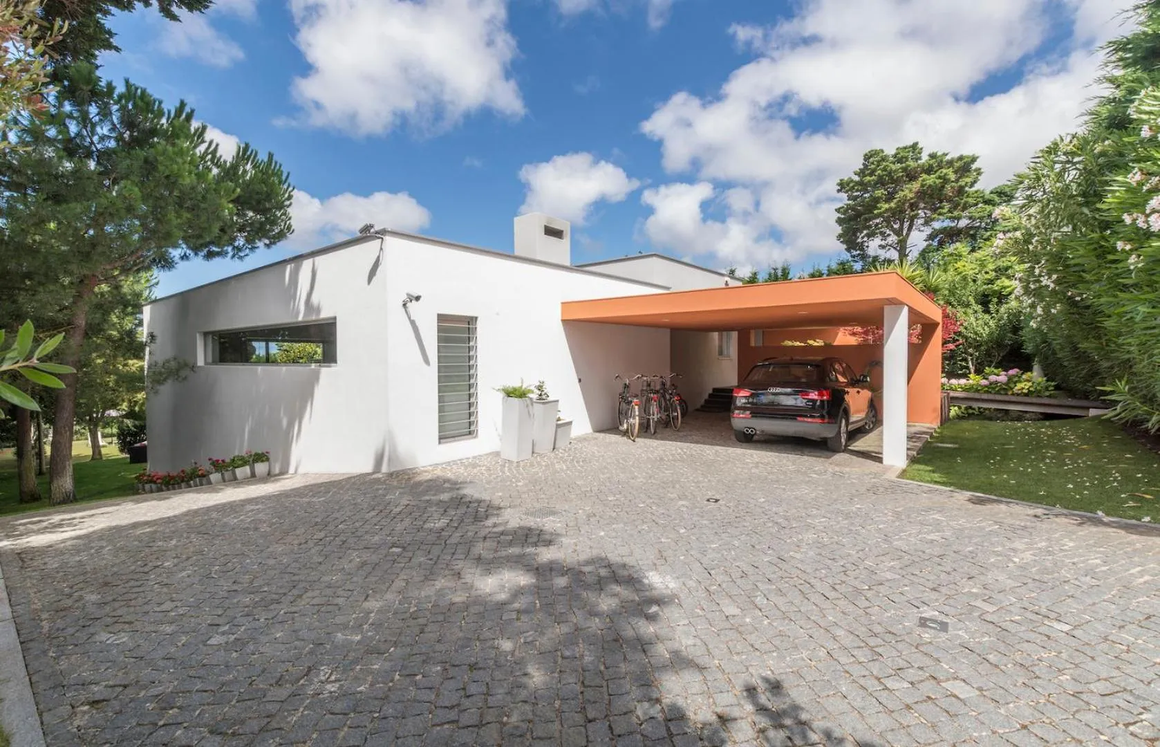 Property building in Cascais Casa Laranja Guesthouse