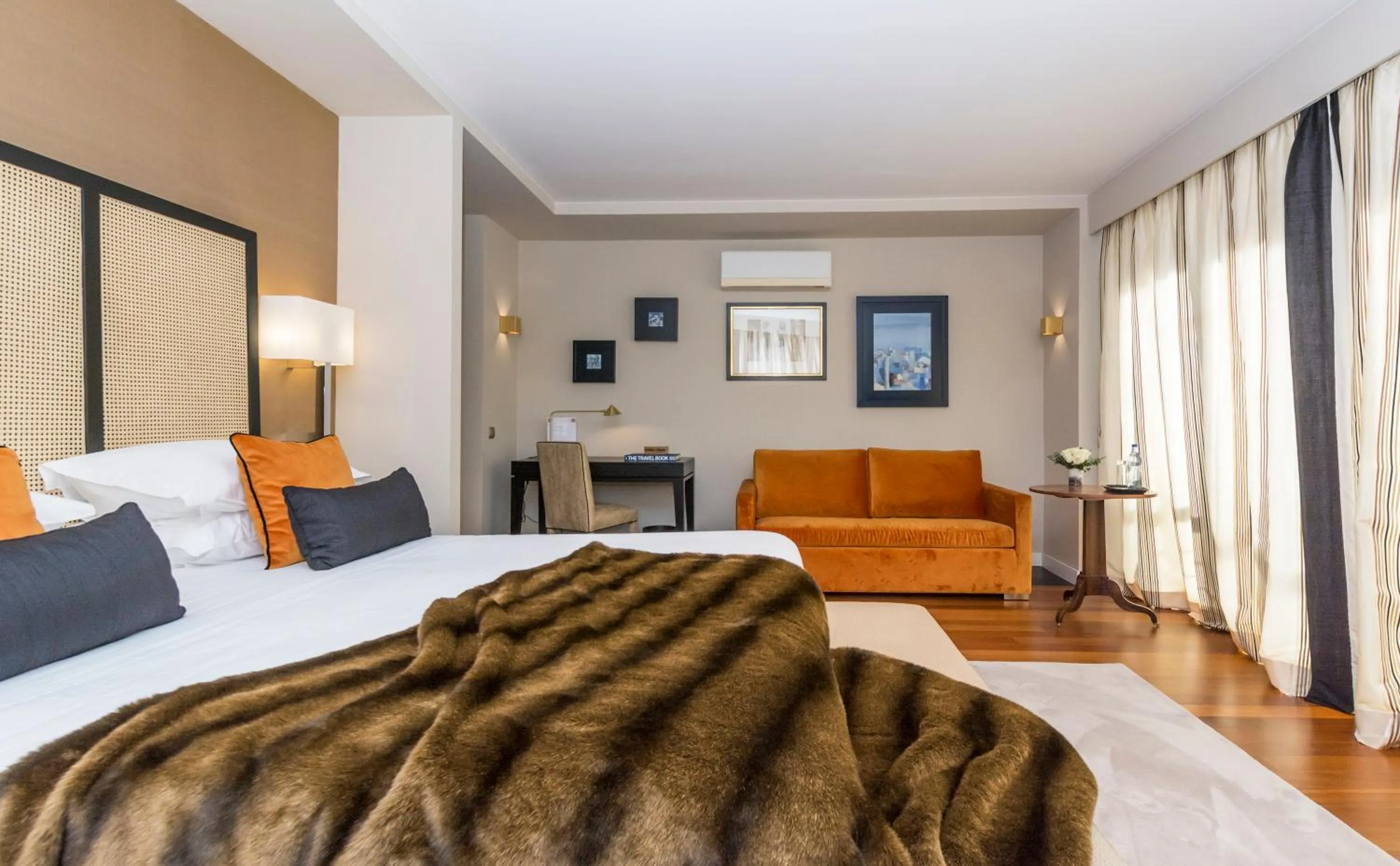 Photo of the whole room, Bed in Cascais Casa Laranja Guesthouse