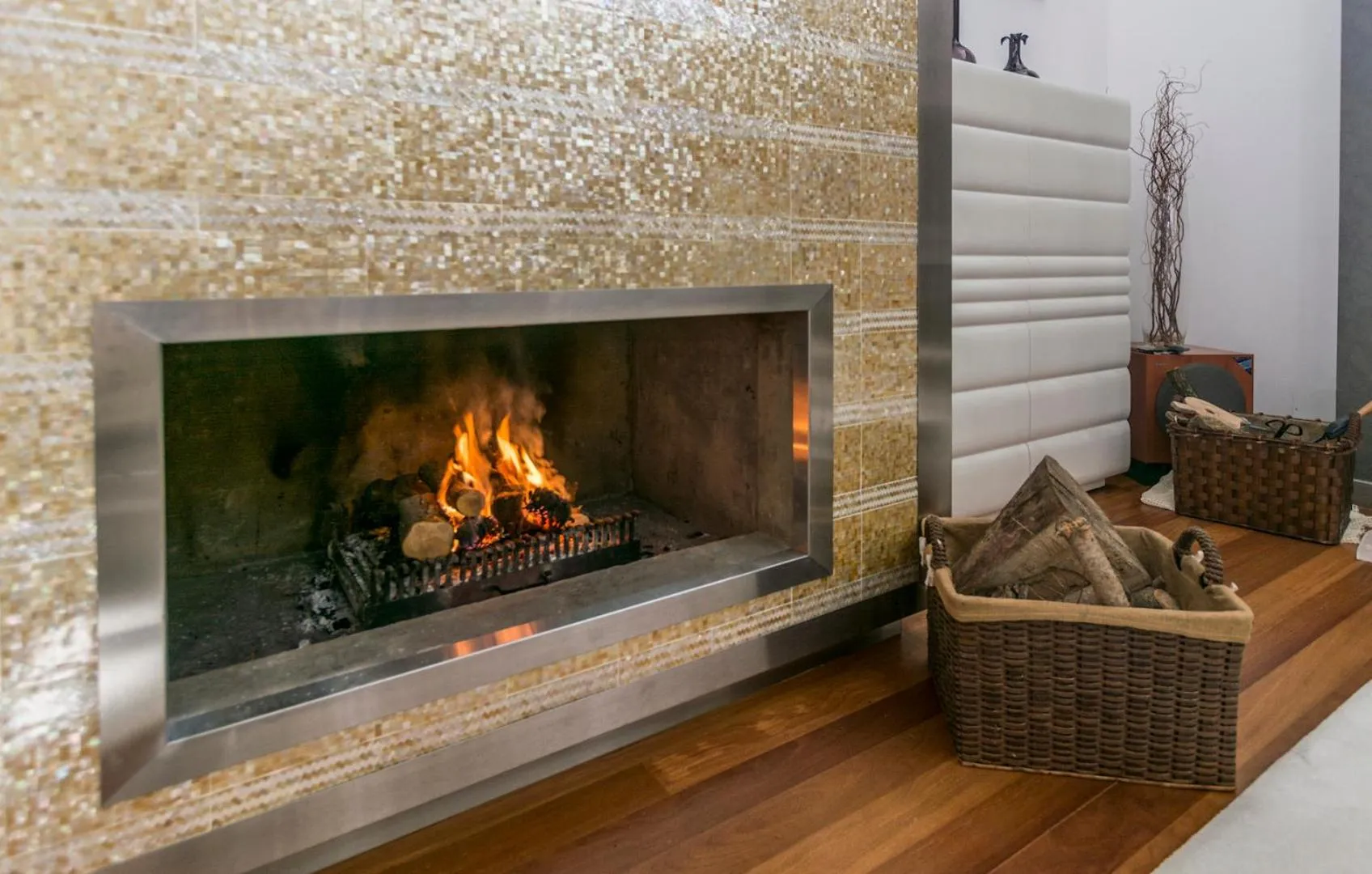 Communal lounge/ TV room in Cascais Casa Laranja Guesthouse