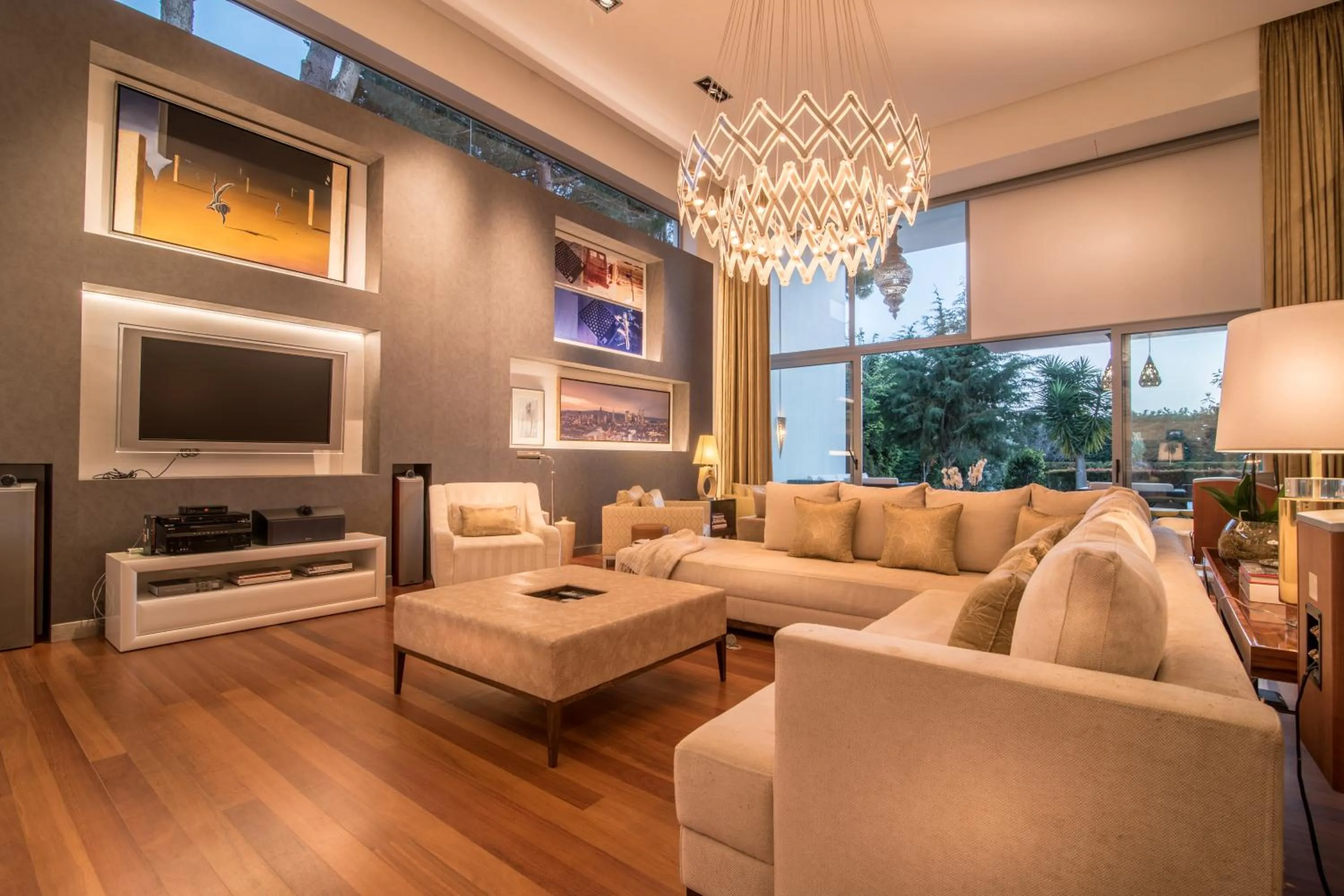 Communal lounge/ TV room in Cascais Casa Laranja Guesthouse