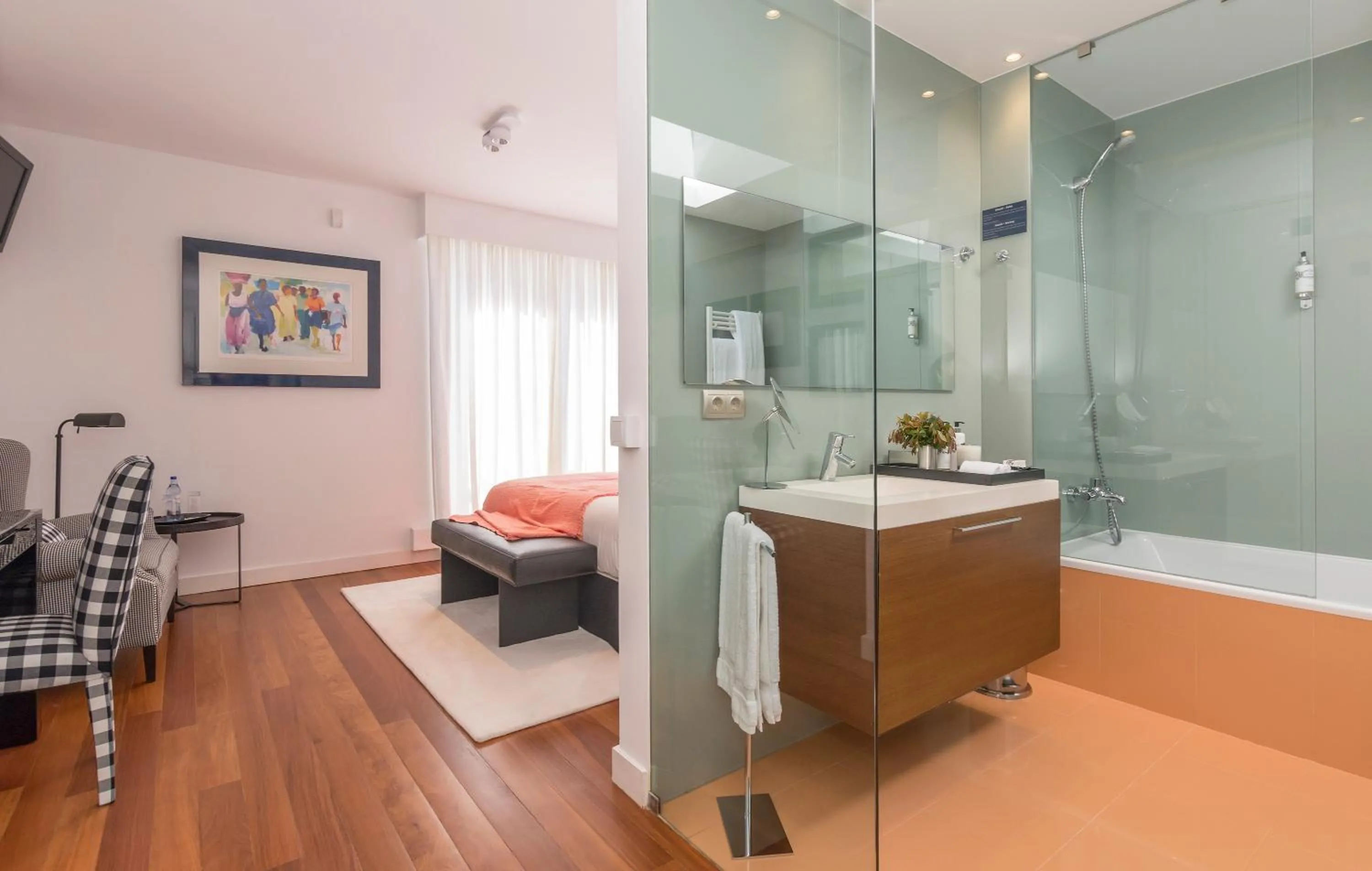 Photo of the whole room in Cascais Casa Laranja Guesthouse