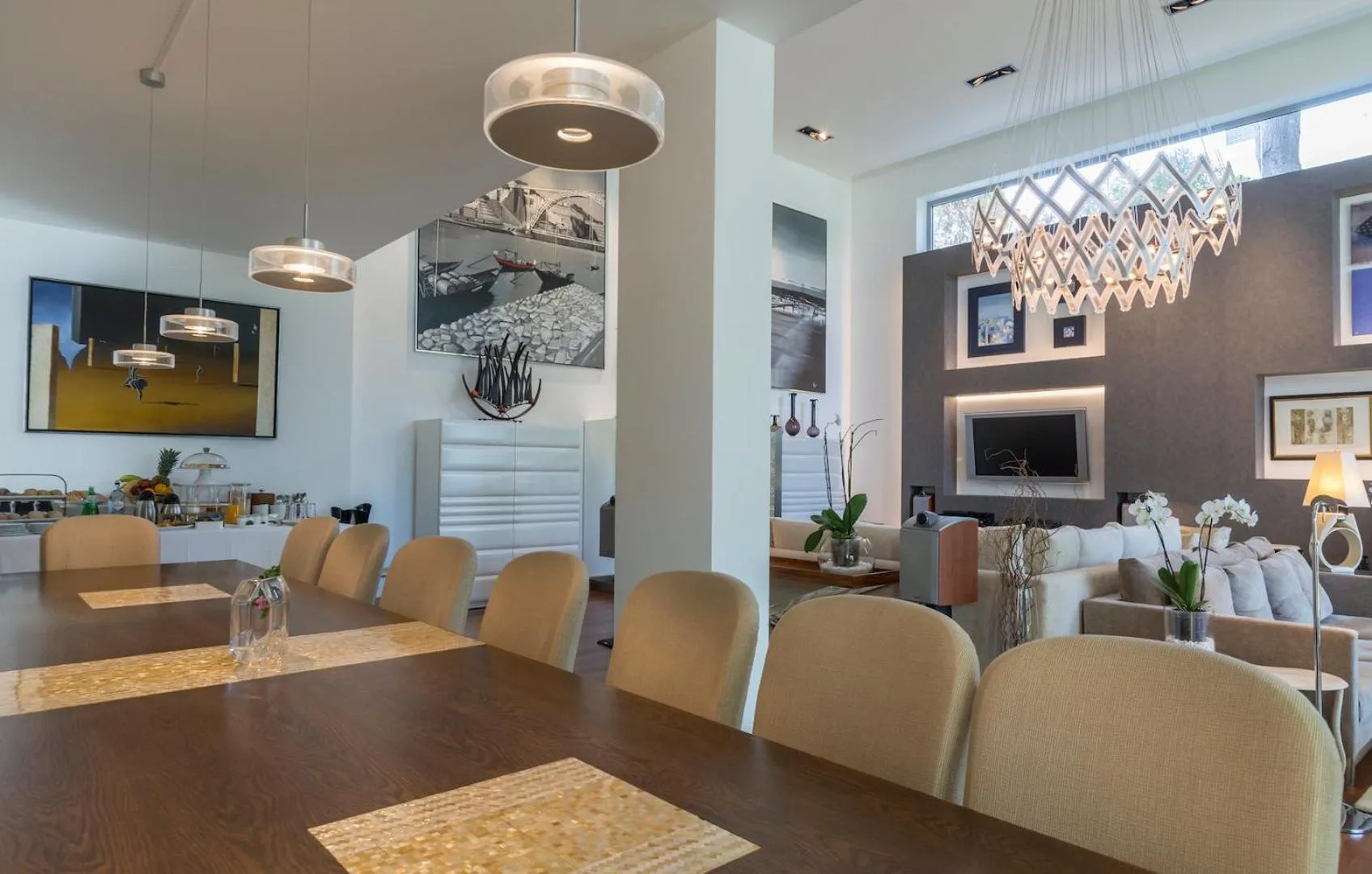 Communal lounge/ TV room in Cascais Casa Laranja Guesthouse