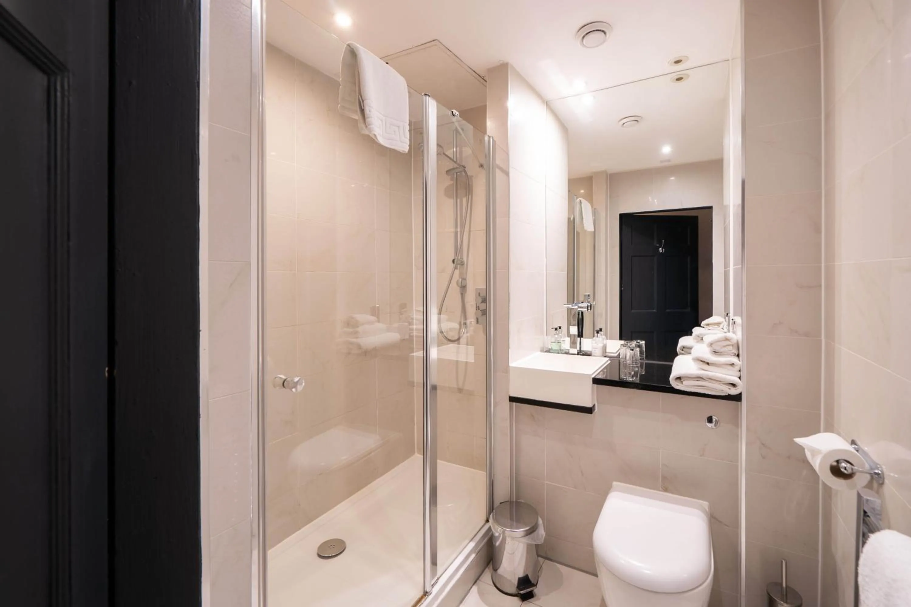 Shower in No11 Boutique Hotel & Brasserie