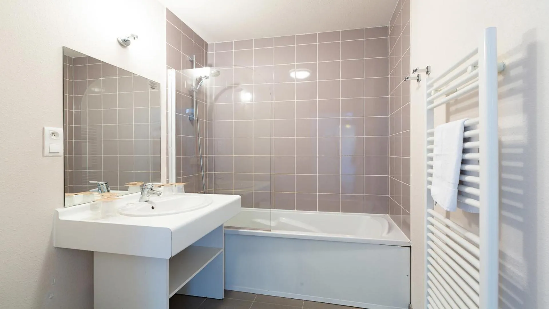 Bathroom in Vacancéole - Le Domaine du Mont - Mont St Michel