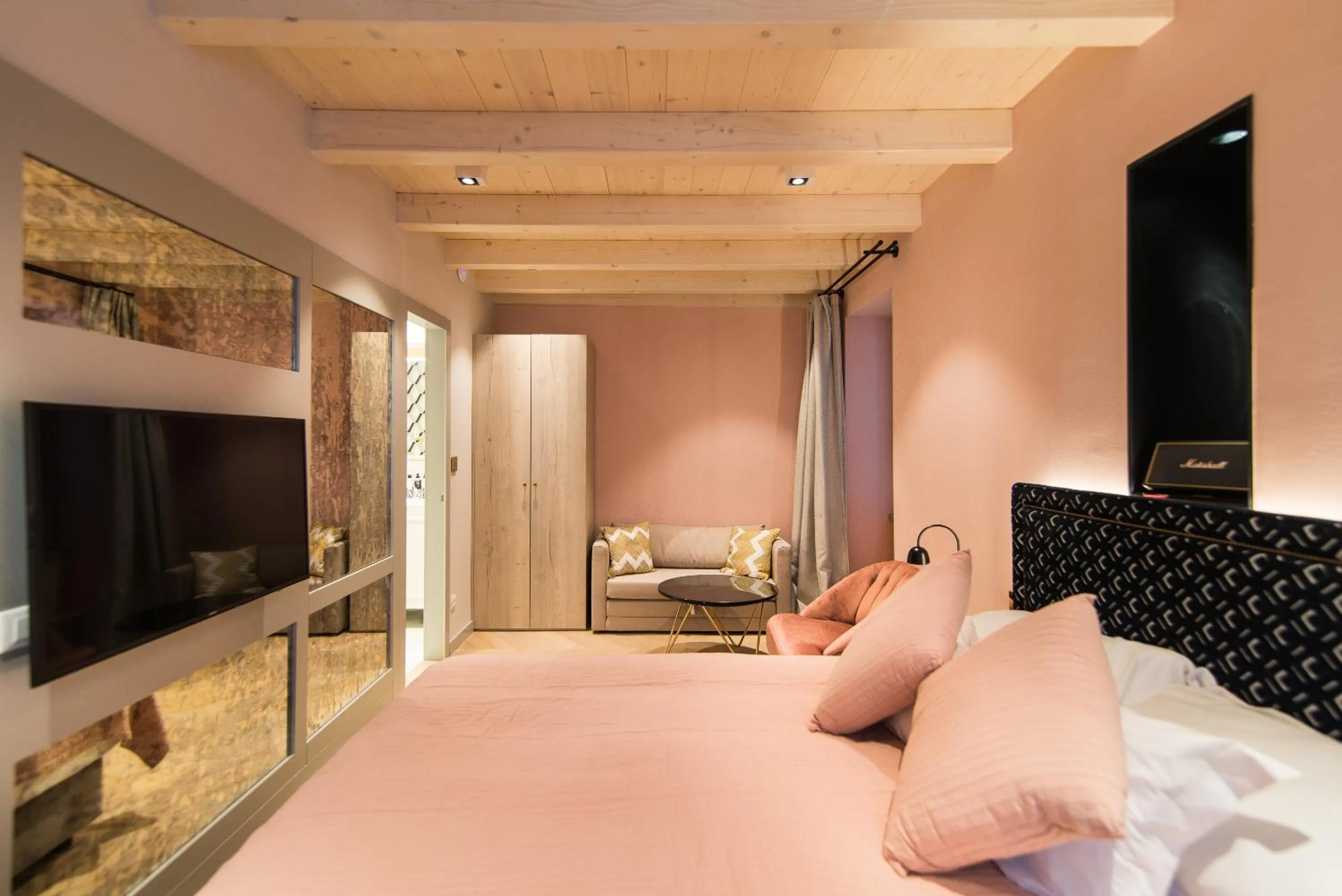 Communal lounge/ TV room, Bed in The Melegran