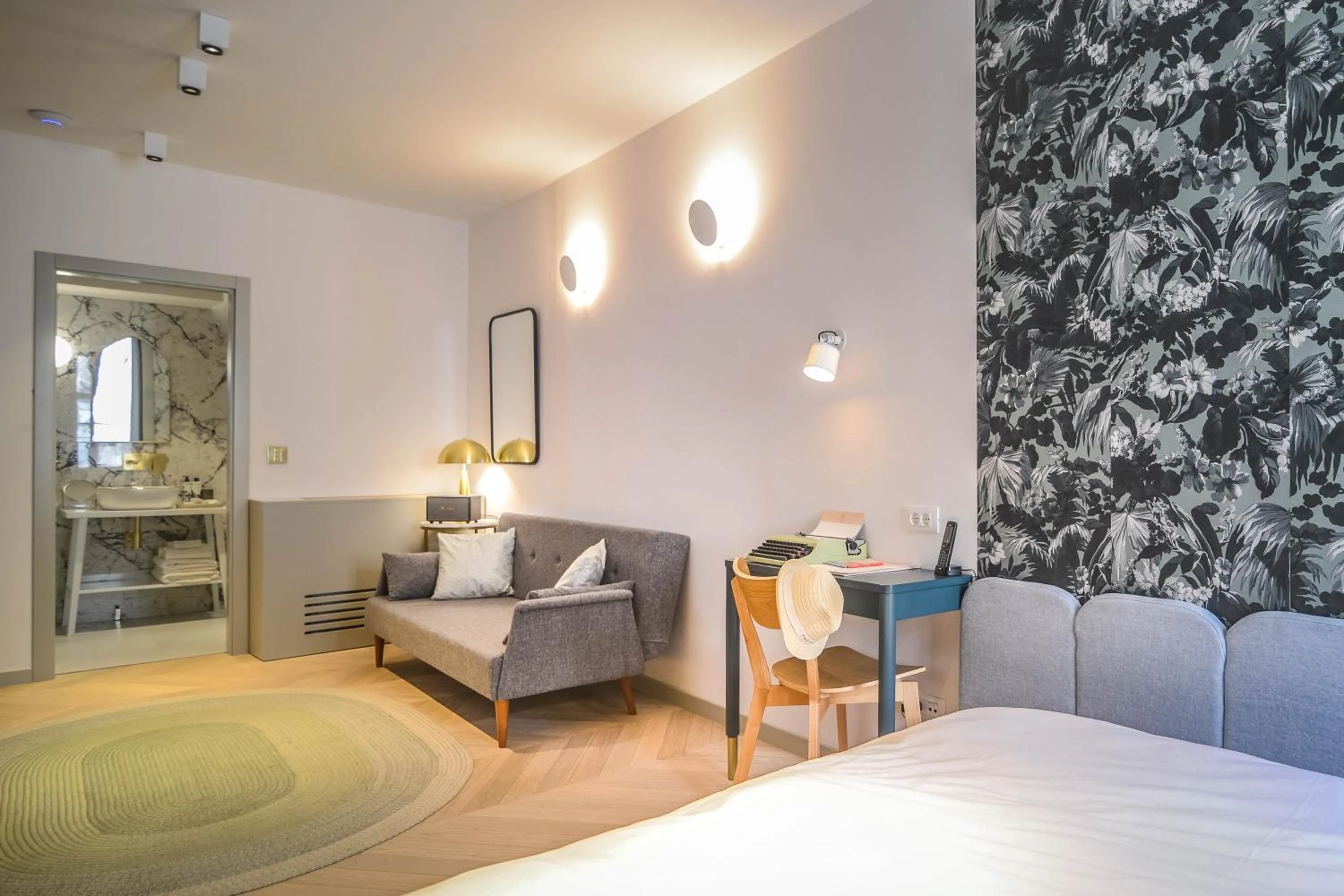 Seating area, Bed in The Melegran