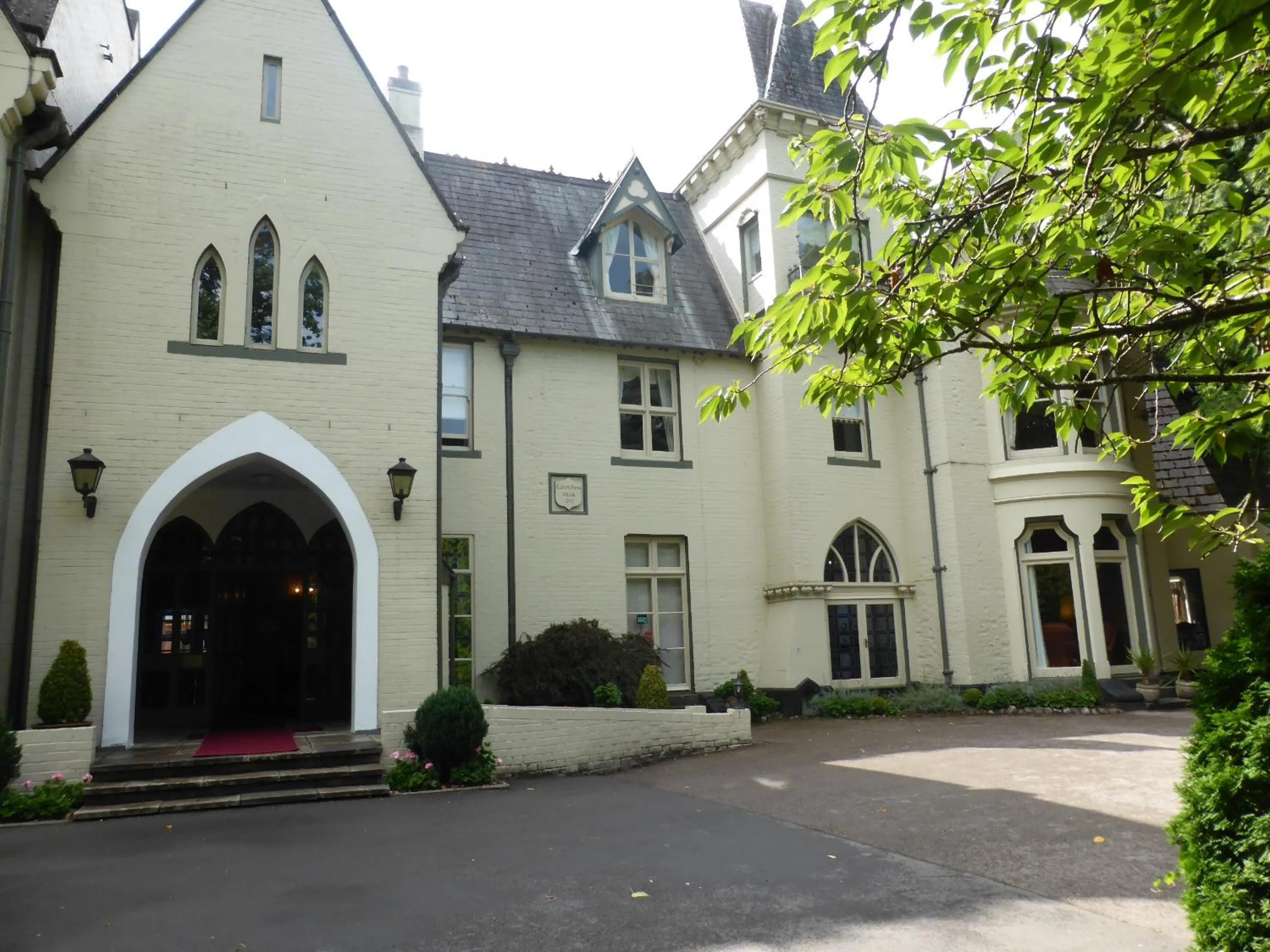 Glen-Yr-Afon House Hotel