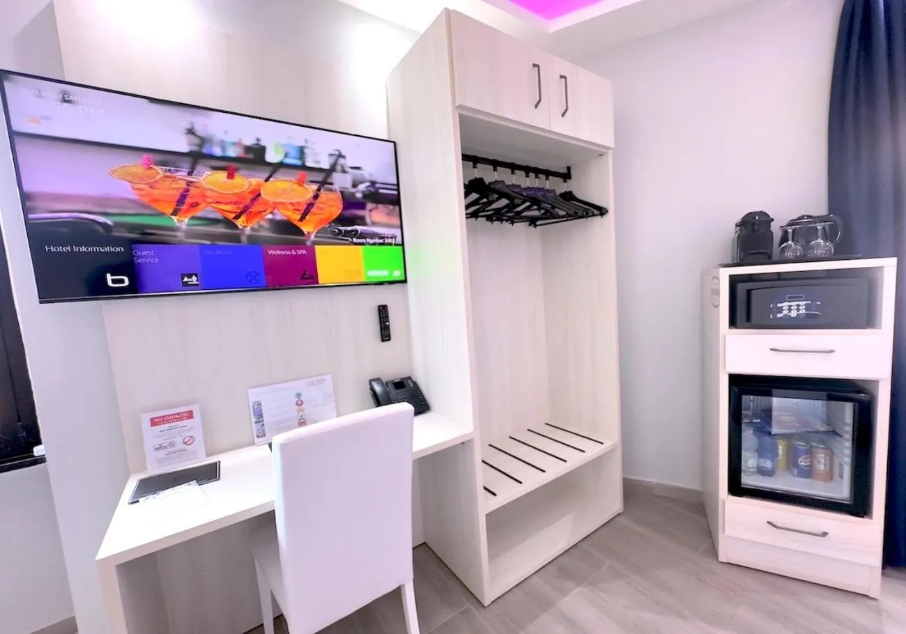 TV and multimedia in THE ONE Boutique Hotel & SPA Rome