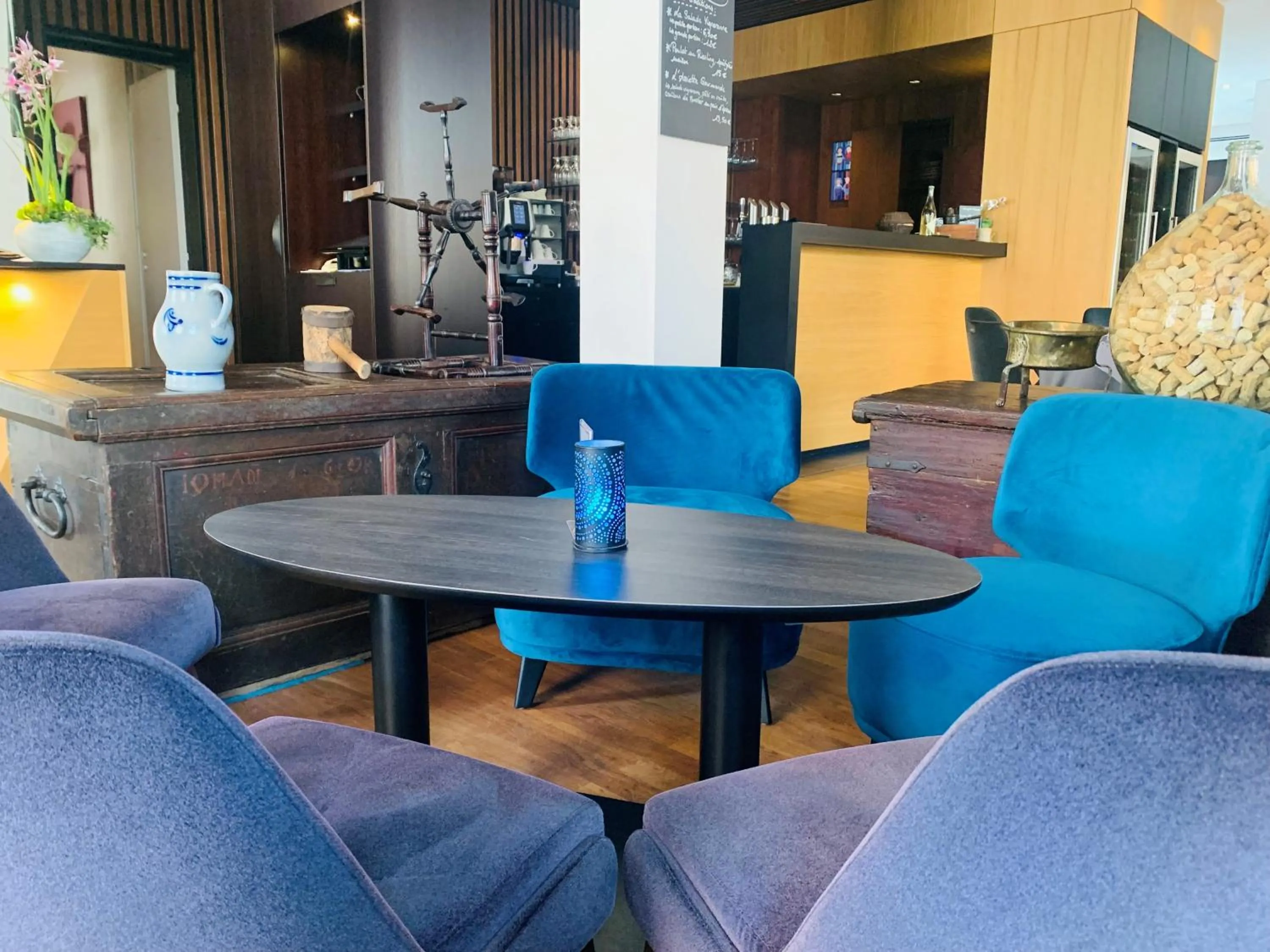 Lounge or bar in Hôtel L'Auberge Alsacienne