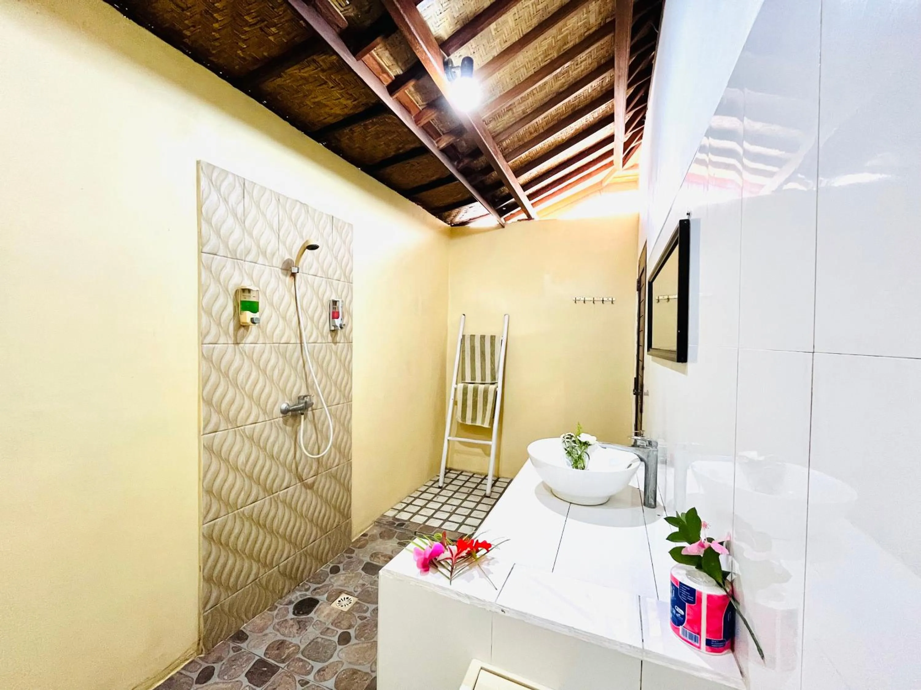 Shower in Nusa Veranda Sunset Villas & Restaurant