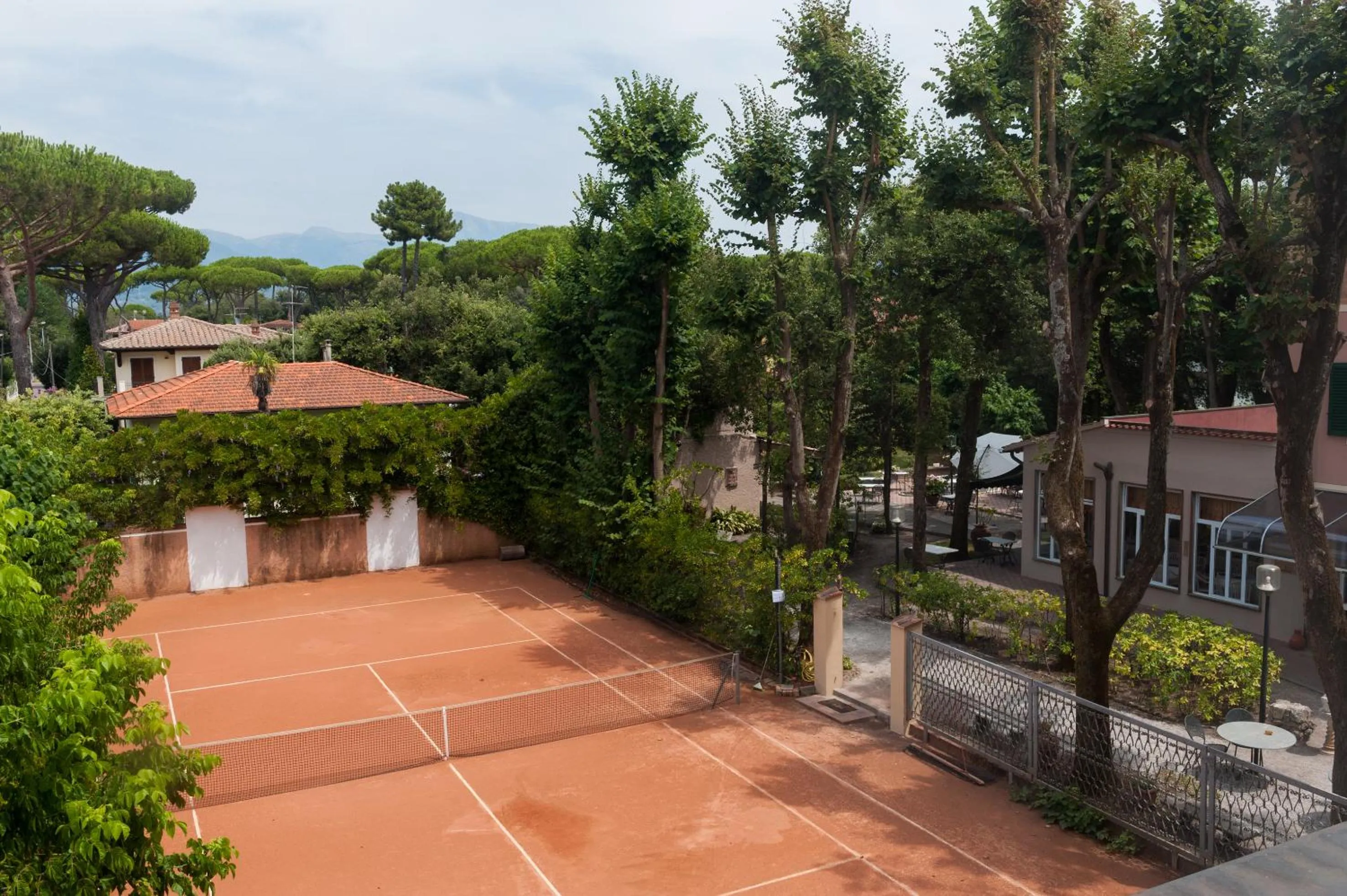 Tennis court in Albergo Battelli Only Adults