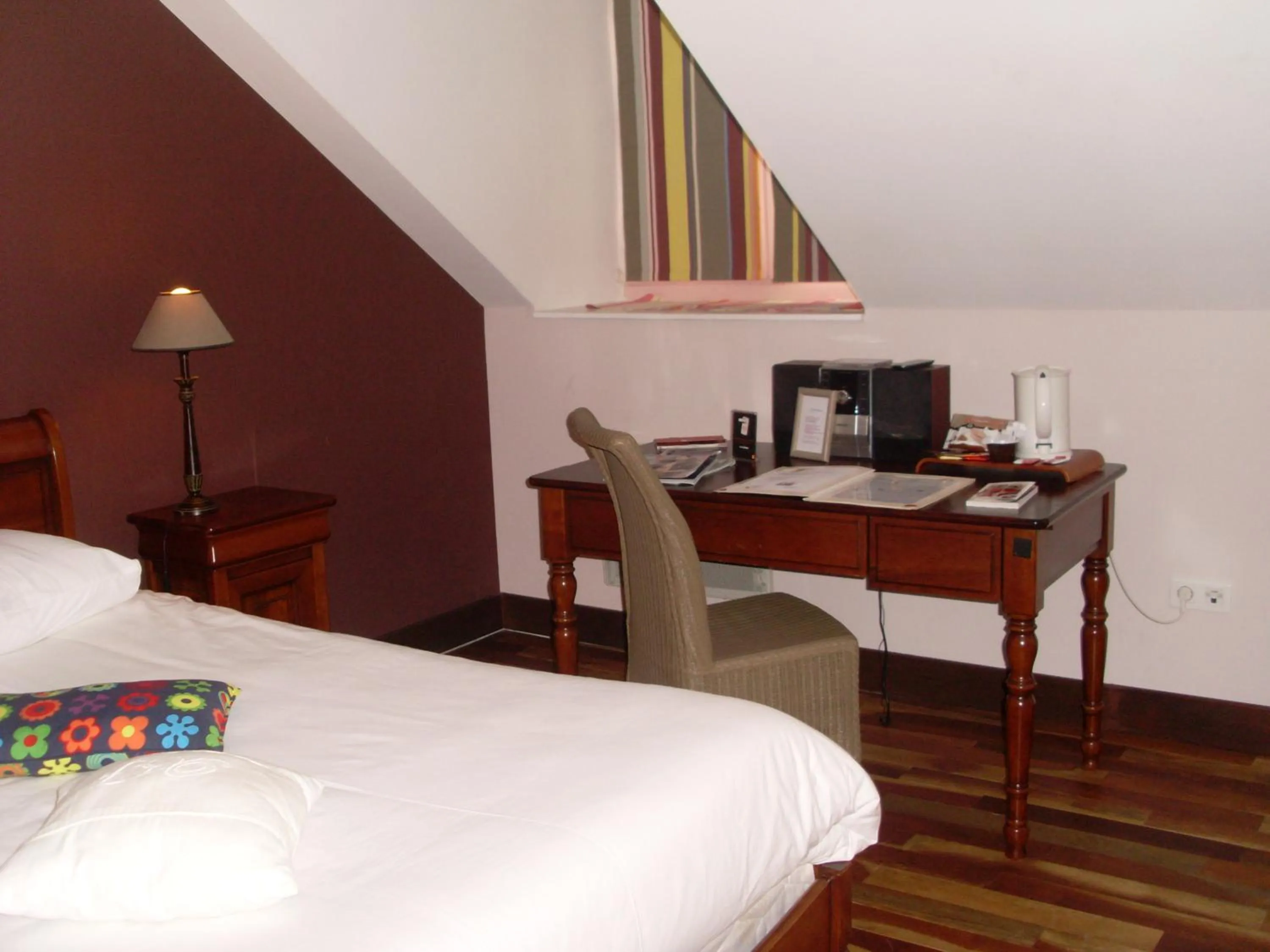 Coffee/tea facilities, Bed in Auberge du Manet