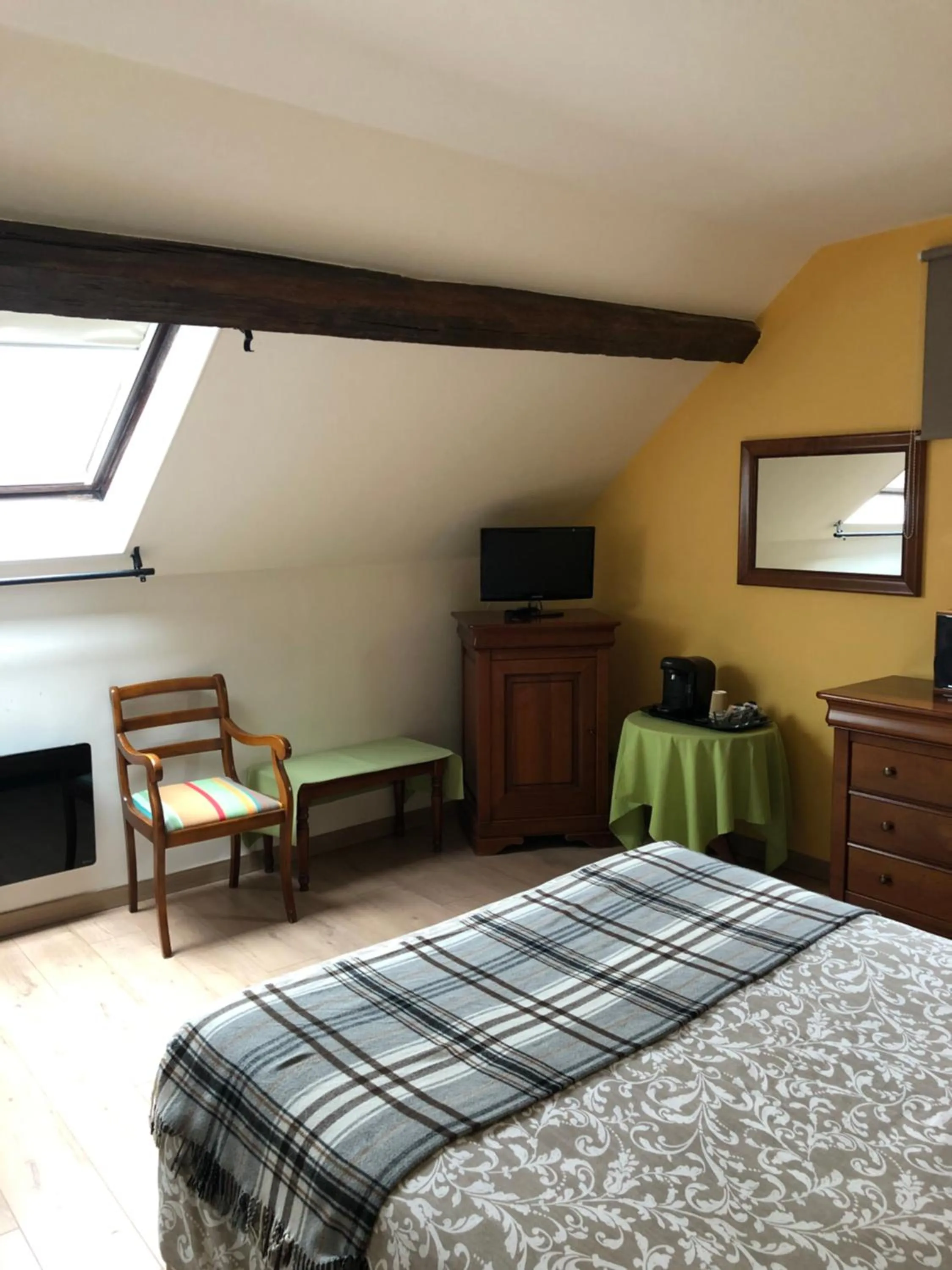 Photo of the whole room, Bed in Auberge du Manet