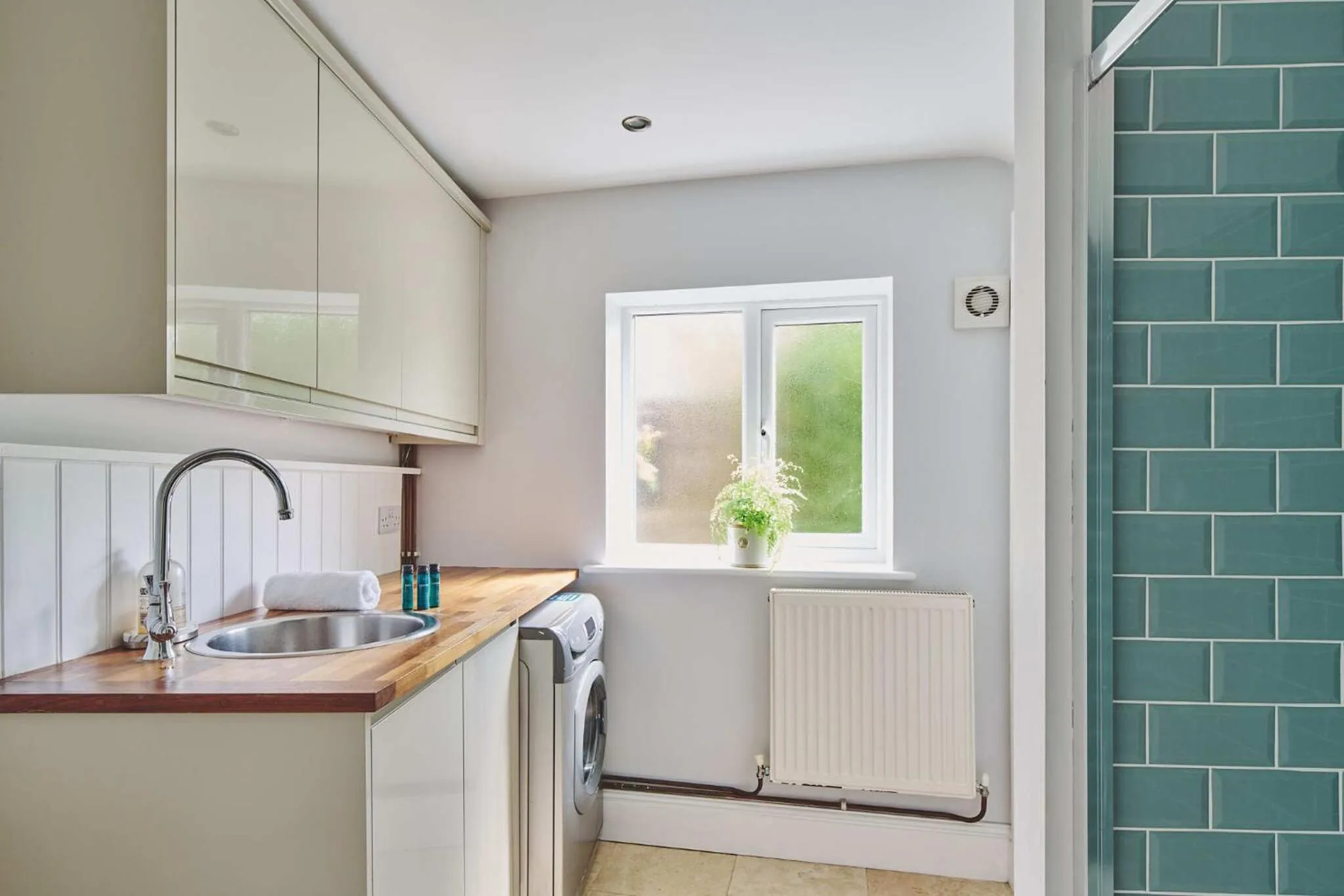 Bathroom in Rathbone Cottage - Pets Stay for Free