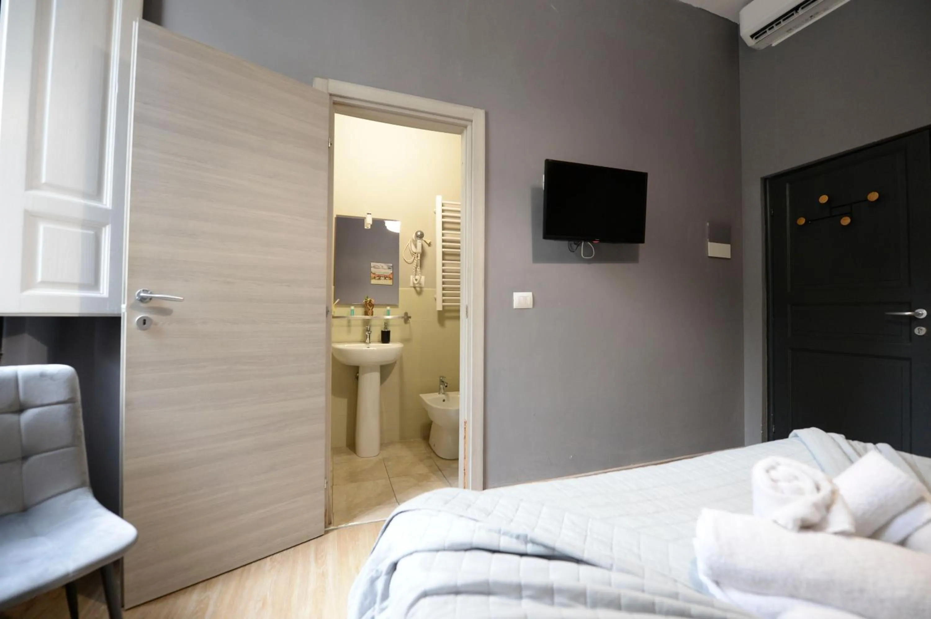 Bathroom, Bed in Palazzo Oliveto