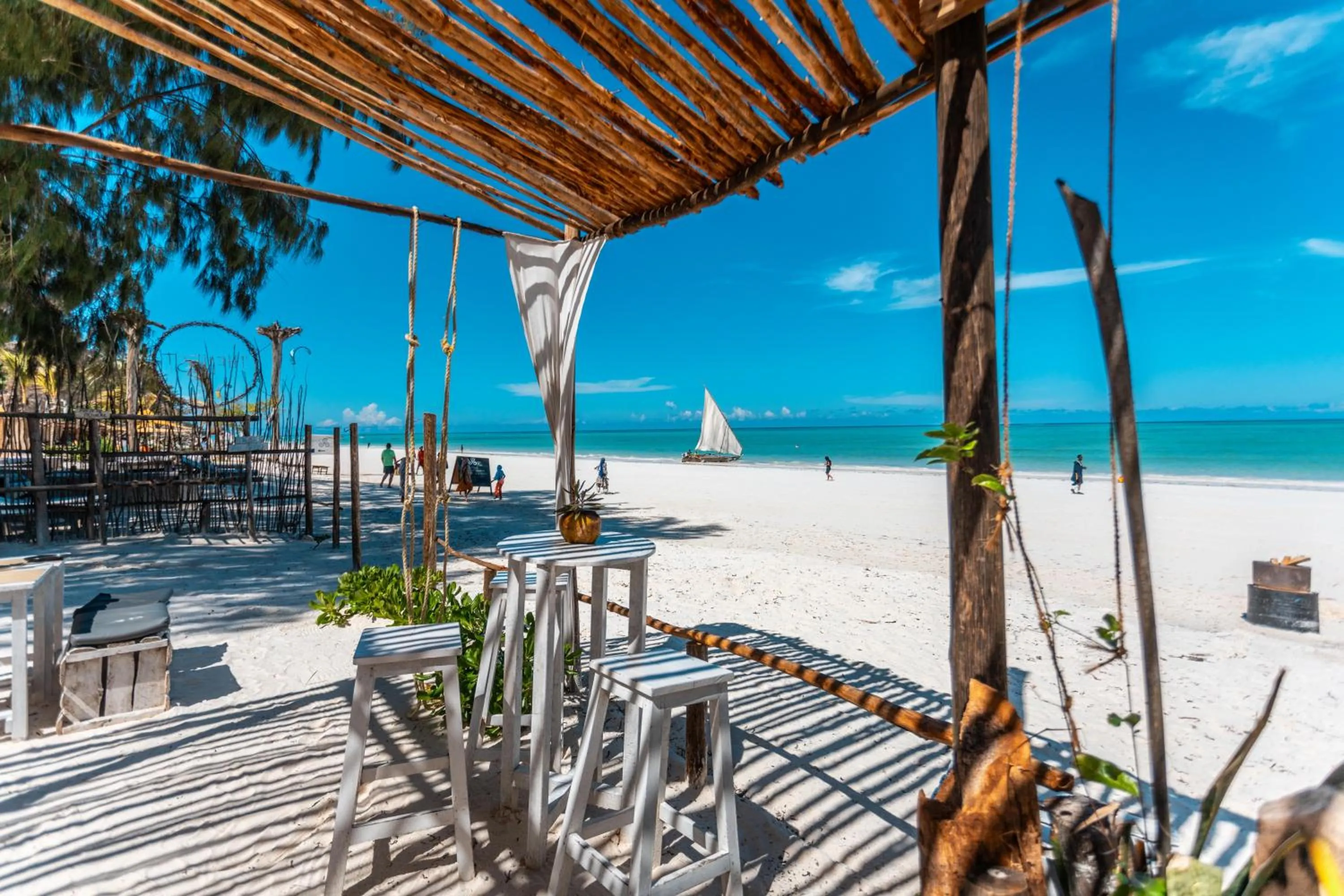 Restaurant/places to eat in B4 Beach Club