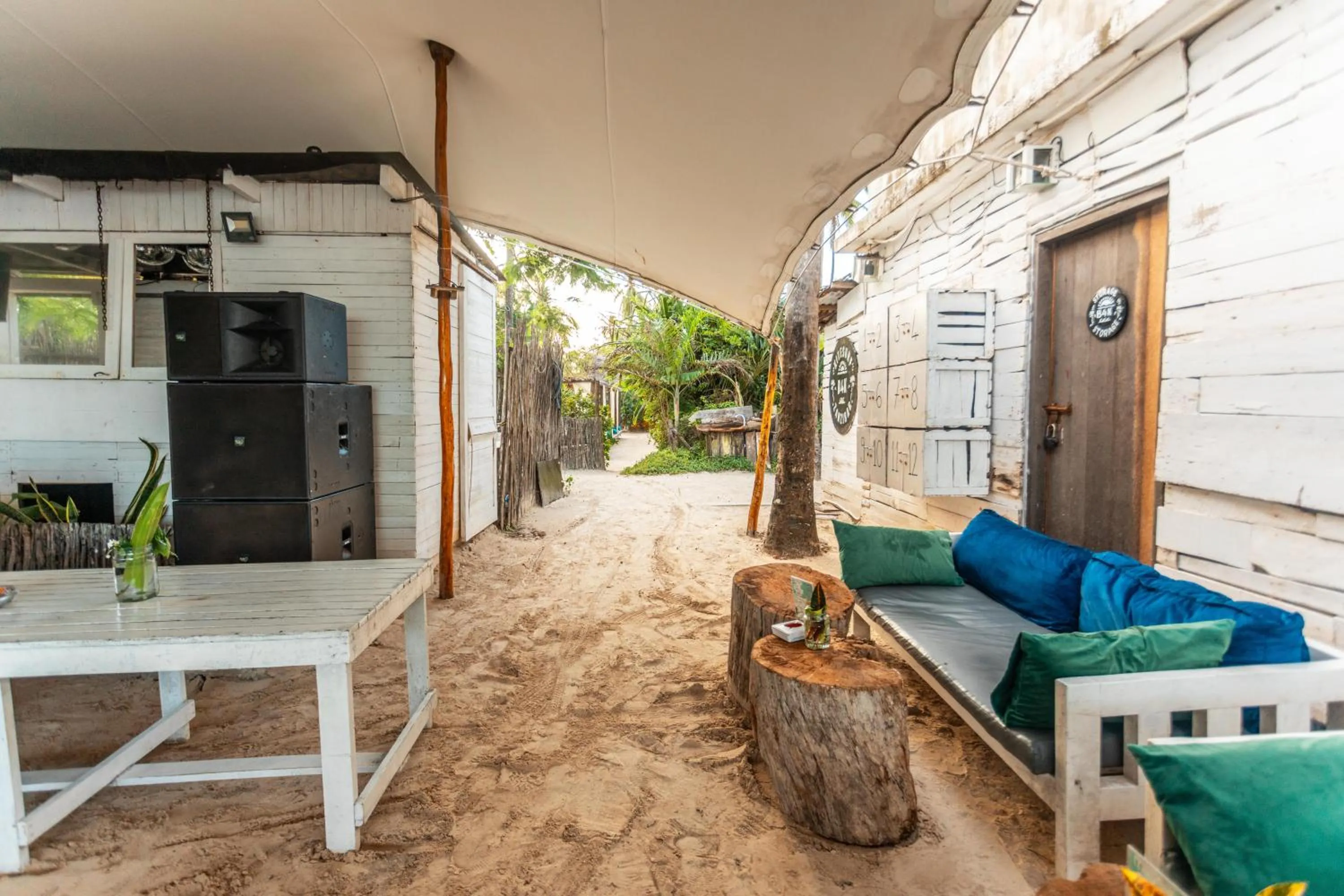 Restaurant/places to eat in B4 Beach Club