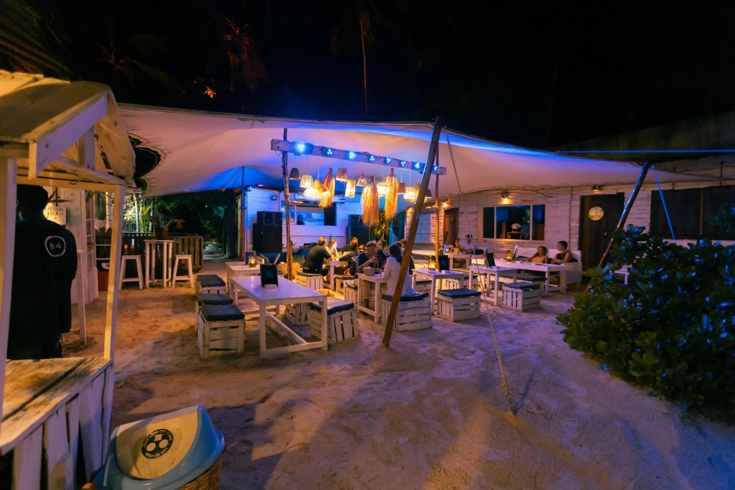 Restaurant/places to eat in B4 Beach Club